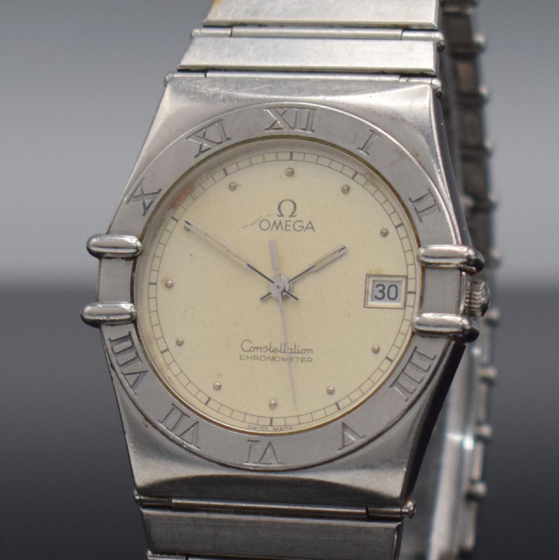 Detail c: OMEGA Constellation Chronometer Herrenarmbanduhr, Schweiz um 1995, quarz, Edelstahlgeh., Boden aufgedr., Gliederband m. Faltschl., silb. Zifferbl. ...