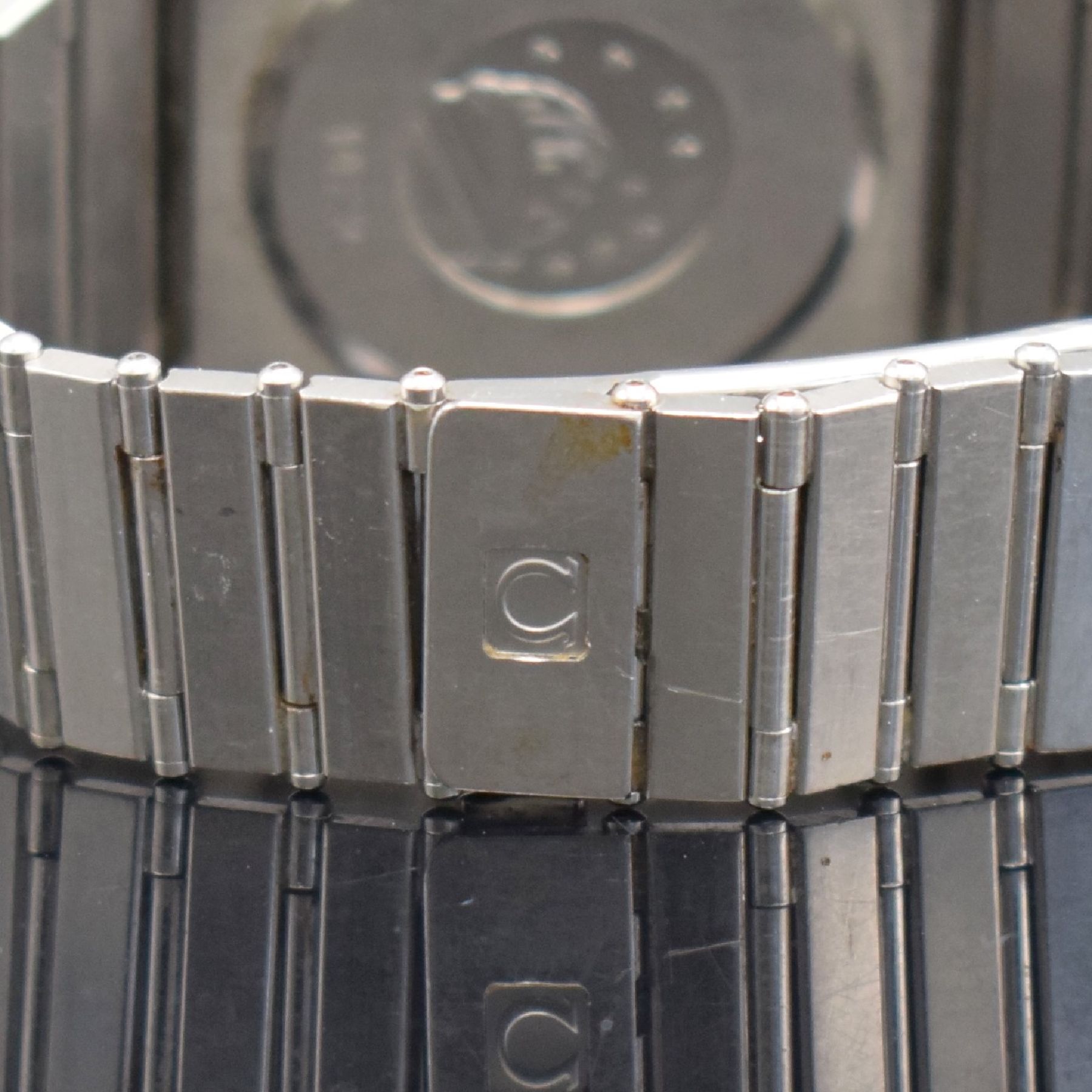 Detail d: OMEGA Constellation Chronometer Herrenarmbanduhr, Schweiz um 1995, quarz, Edelstahlgeh., Boden aufgedr., Gliederband m. Faltschl., silb. Zifferbl. ...