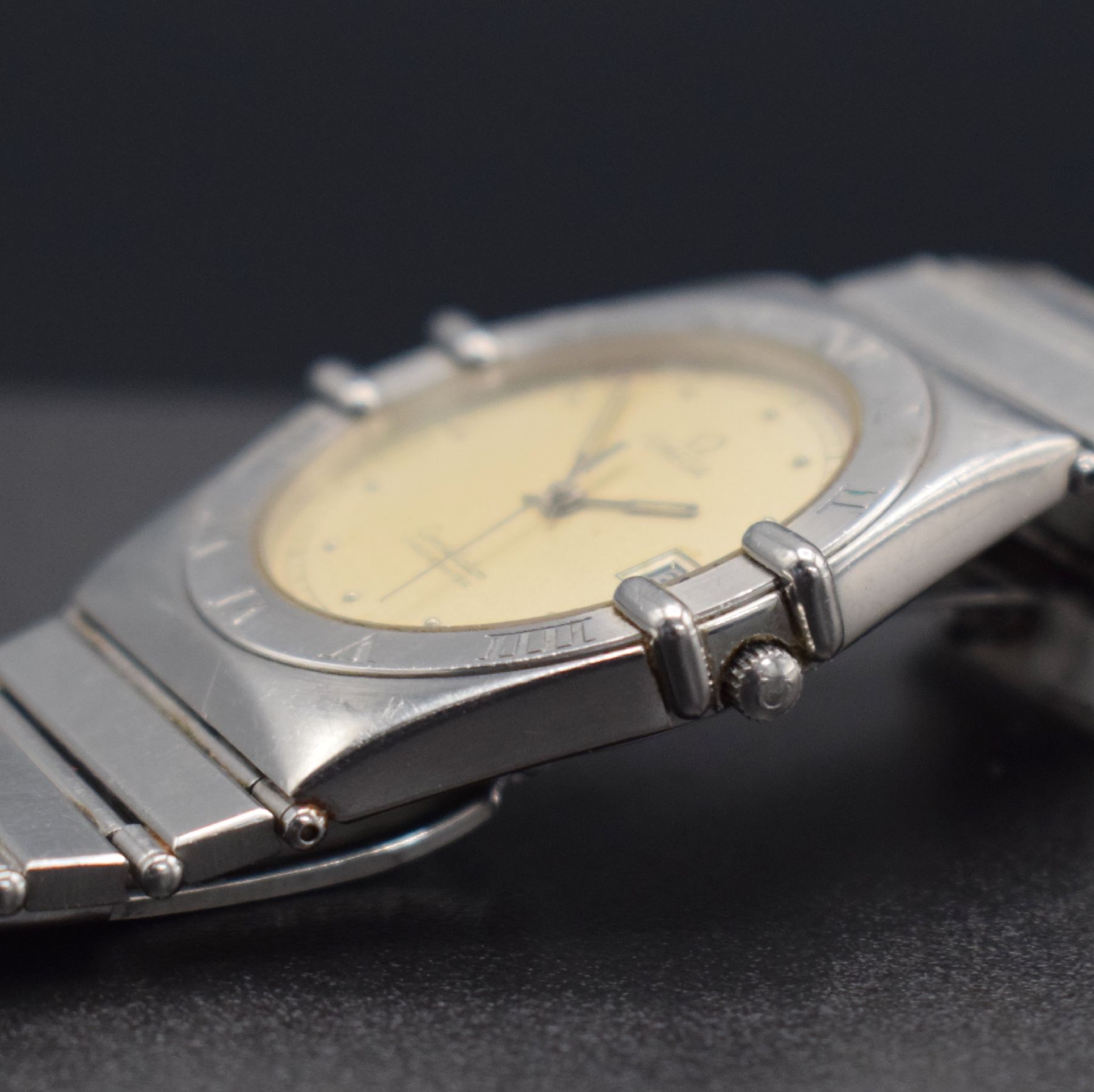 Detail e: OMEGA Constellation Chronometer Herrenarmbanduhr, Schweiz um 1995, quarz, Edelstahlgeh., Boden aufgedr., Gliederband m. Faltschl., silb. Zifferbl. ...