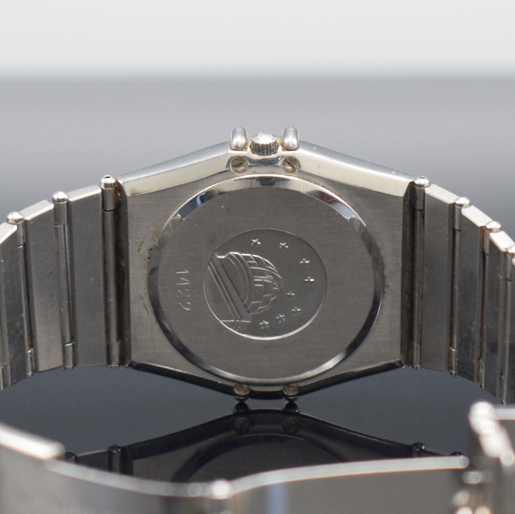 Detail f: OMEGA Constellation Chronometer Herrenarmbanduhr, Schweiz um 1995, quarz, Edelstahlgeh., Boden aufgedr., Gliederband m. Faltschl., silb. Zifferbl. ...