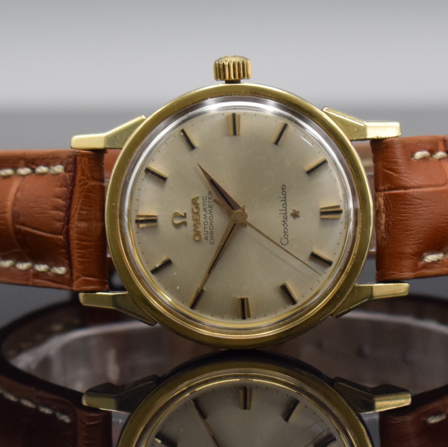 Detail a: OMEGA Constellation Chronometer Herrenarmbanduhr, Schweiz um 1963, Automatik, Ref. 14900 61 SC, Edelstahl/Gold komb., Edelstahlboden m. Goldplakette ...