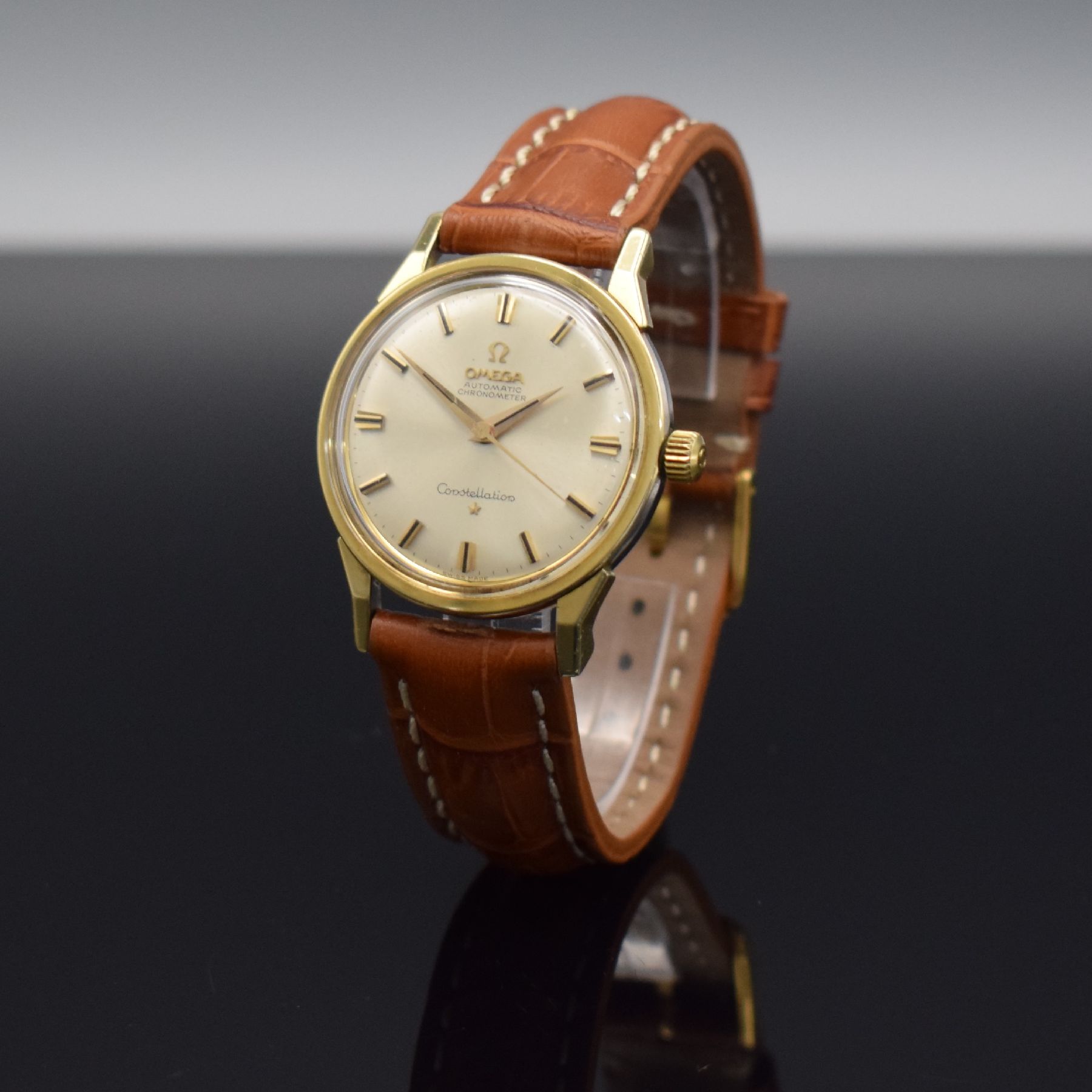 Detail b: OMEGA Constellation Chronometer Herrenarmbanduhr, Schweiz um 1963, Automatik, Ref. 14900 61 SC, Edelstahl/Gold komb., Edelstahlboden m. Goldplakette ...
