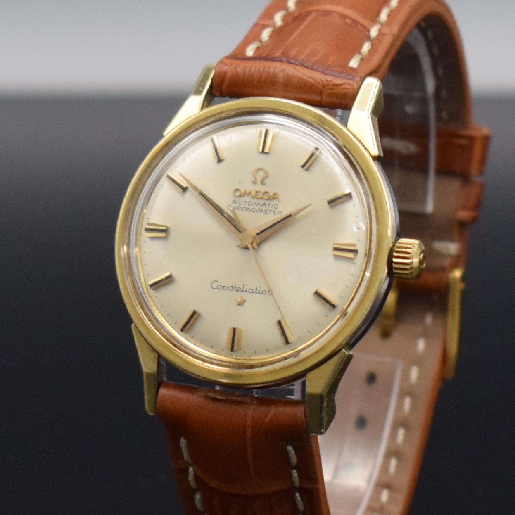 Detail c: OMEGA Constellation Chronometer Herrenarmbanduhr, Schweiz um 1963, Automatik, Ref. 14900 61 SC, Edelstahl/Gold komb., Edelstahlboden m. Goldplakette ...