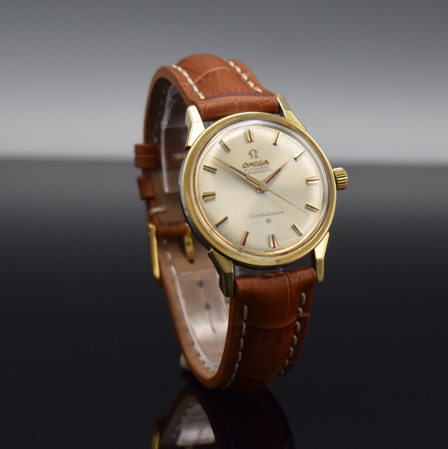 Detail d: OMEGA Constellation Chronometer Herrenarmbanduhr, Schweiz um 1963, Automatik, Ref. 14900 61 SC, Edelstahl/Gold komb., Edelstahlboden m. Goldplakette ...