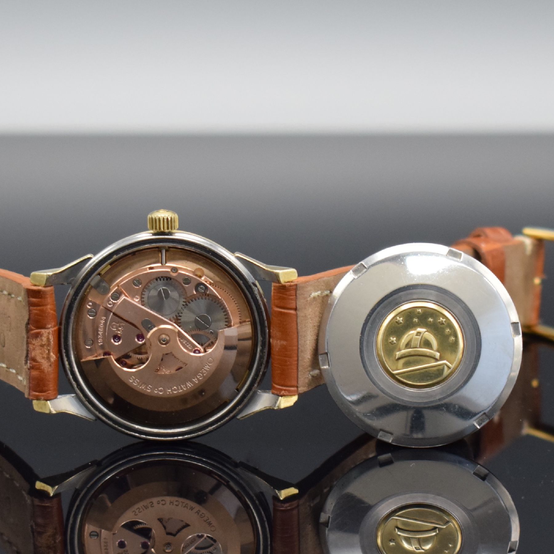 Detail e: OMEGA Constellation Chronometer Herrenarmbanduhr, Schweiz um 1963, Automatik, Ref. 14900 61 SC, Edelstahl/Gold komb., Edelstahlboden m. Goldplakette ...