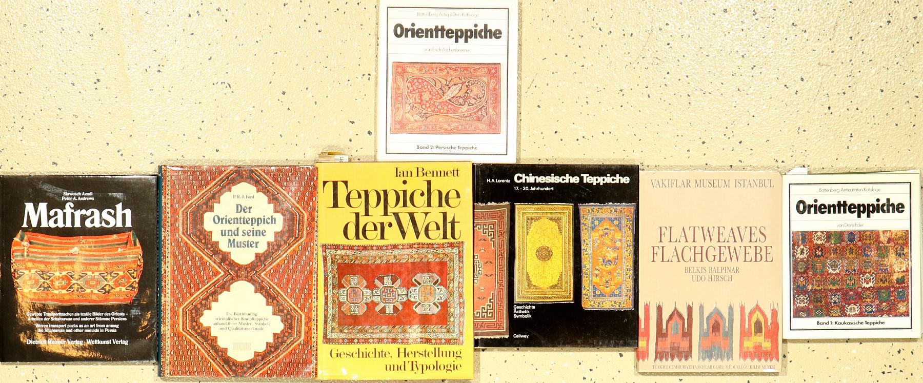 50 Bücher Fachliteratur antike Teppiche, sehr guter Zustand, überwiegend Fachliteratur mit einigen Auktionskatalogen, sammelwürdig.