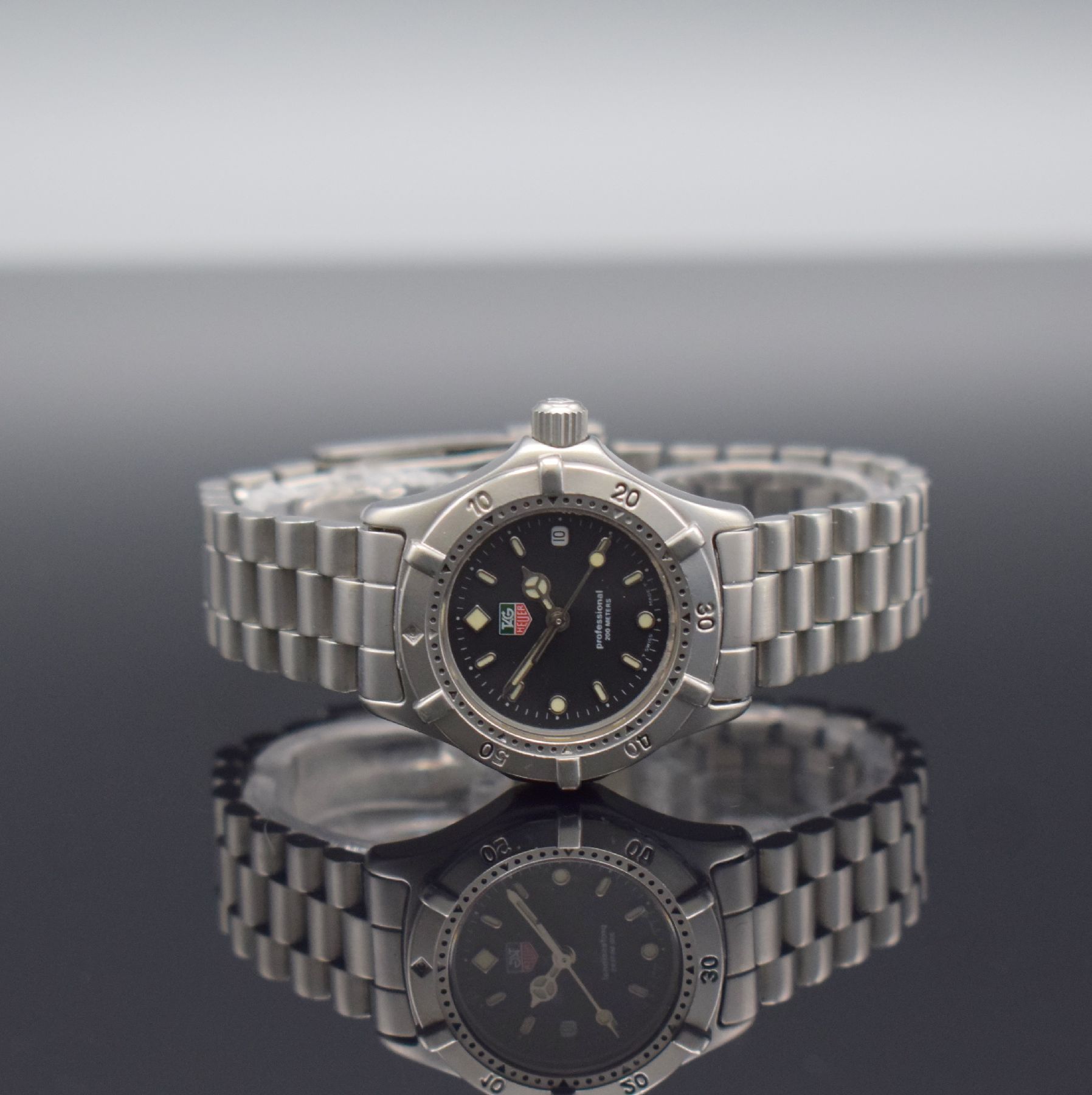 TAG HEUER Professional Damenarmbanduhr, Schweiz um 1990, quarz, Ref. WE-1410-R, verschr. Edelstahlgeh., eins. drehb. Lünette, schwarzes Zifferbl. m. ...