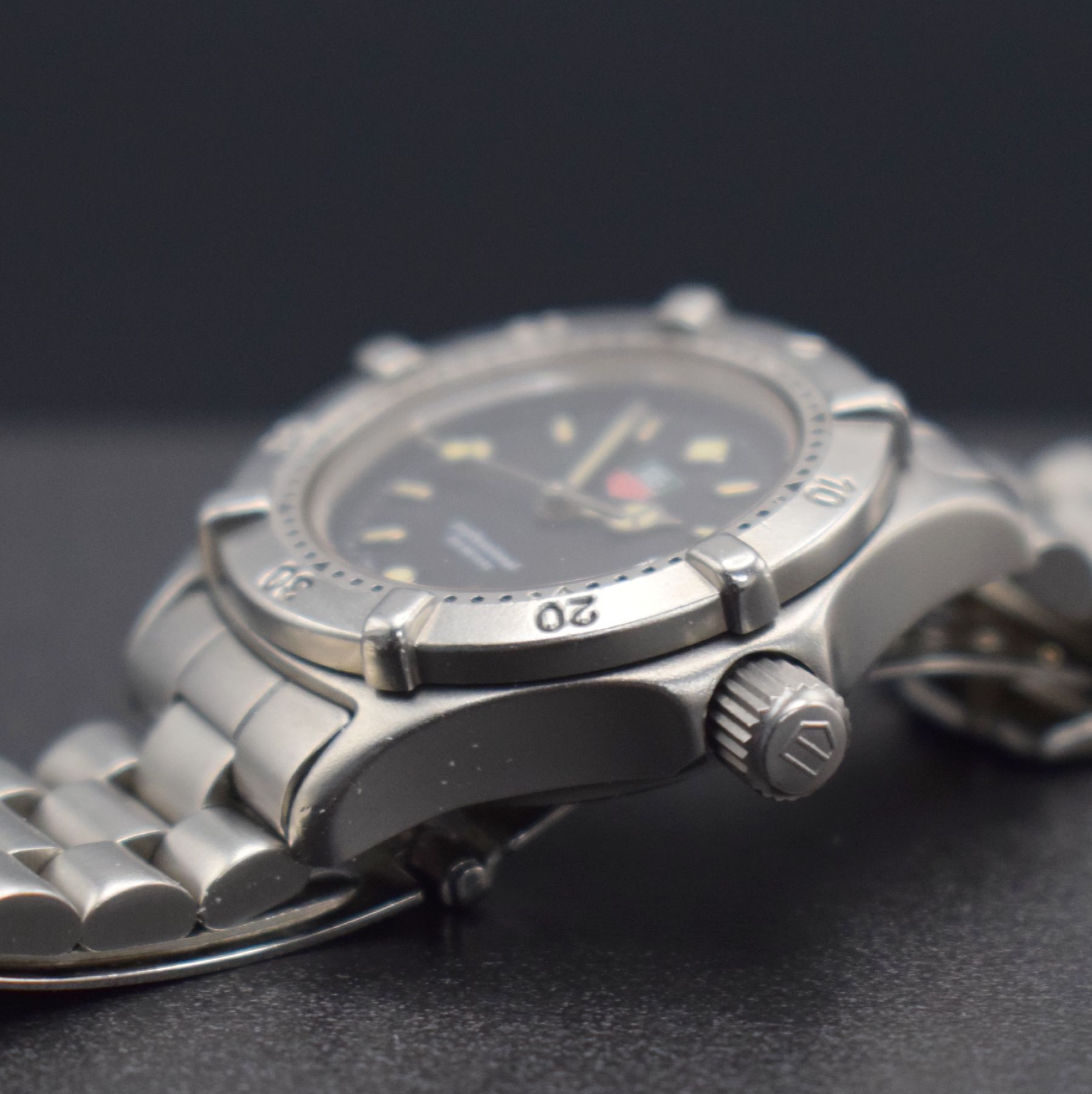 Detail e: TAG HEUER Professional Damenarmbanduhr, Schweiz um 1990, quarz, Ref. WE-1410-R, verschr. Edelstahlgeh., eins. drehb. Lünette, schwarzes Zifferbl. m. ...
