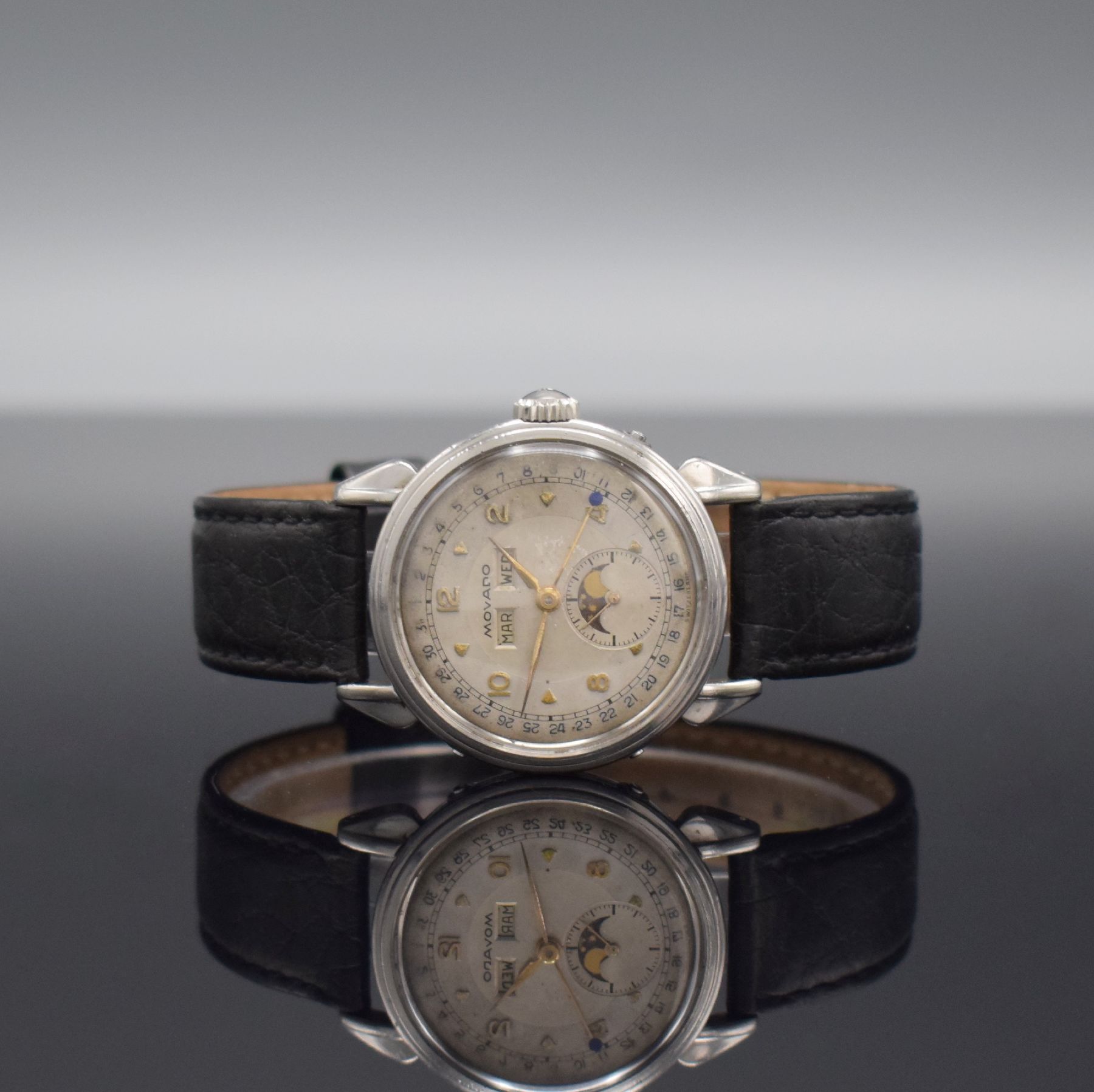 MOVADO Herrenarmbanduhr mit Kalender, Schweiz 1940er Jahre, Edelstahlgehäuse mit tropfenförm. Bandanstößen, Boden geschr., Korrekturdr. seitl. im ...