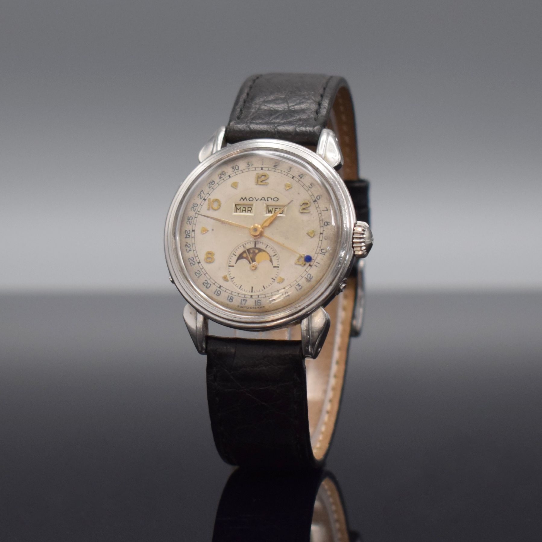 Detail b: MOVADO Herrenarmbanduhr mit Kalender, Schweiz 1940er Jahre, Edelstahlgehäuse mit tropfenförm. Bandanstößen, Boden geschr., Korrekturdr. seitl. im ...