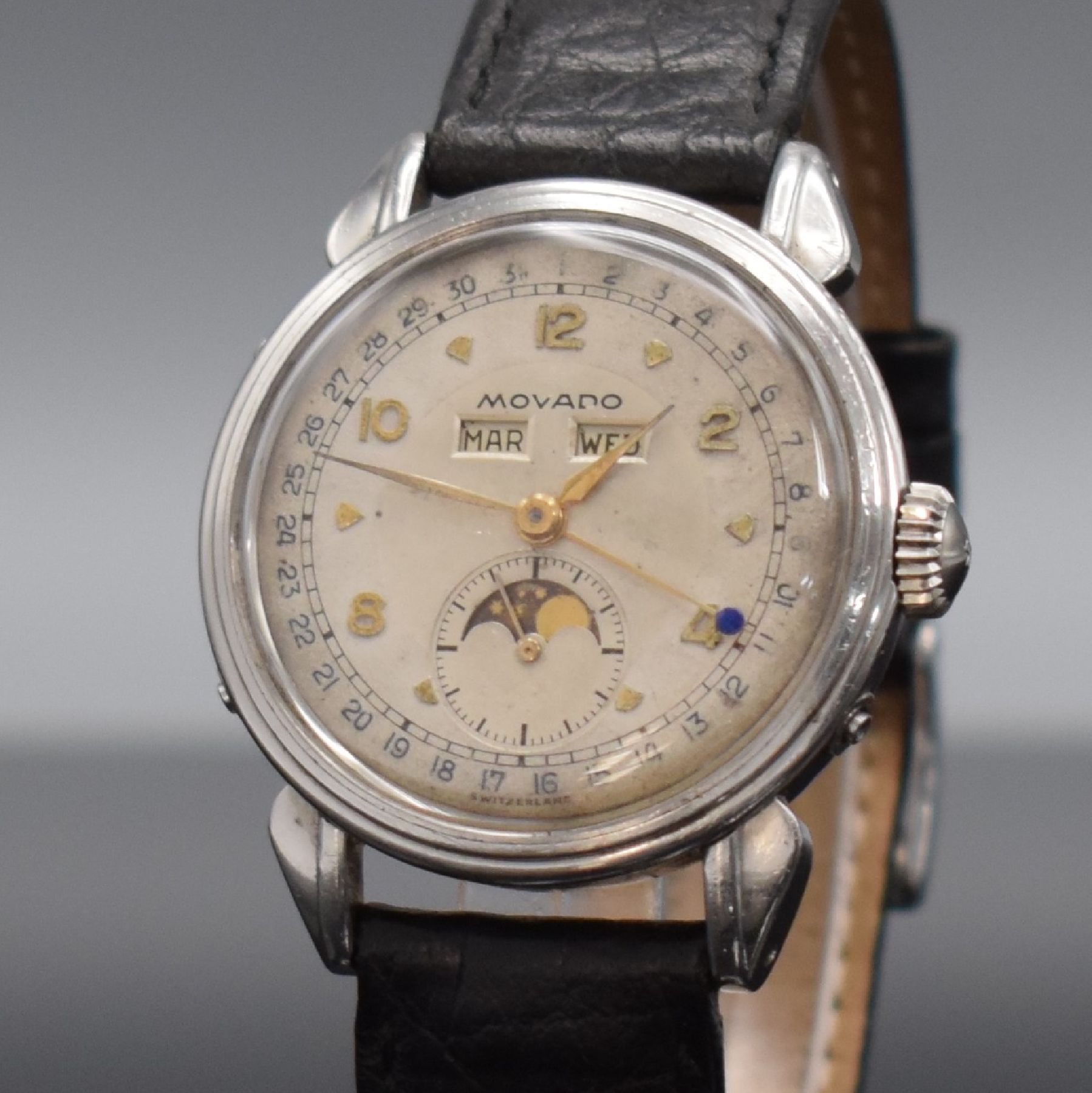 Detail c: MOVADO Herrenarmbanduhr mit Kalender, Schweiz 1940er Jahre, Edelstahlgehäuse mit tropfenförm. Bandanstößen, Boden geschr., Korrekturdr. seitl. im ...
