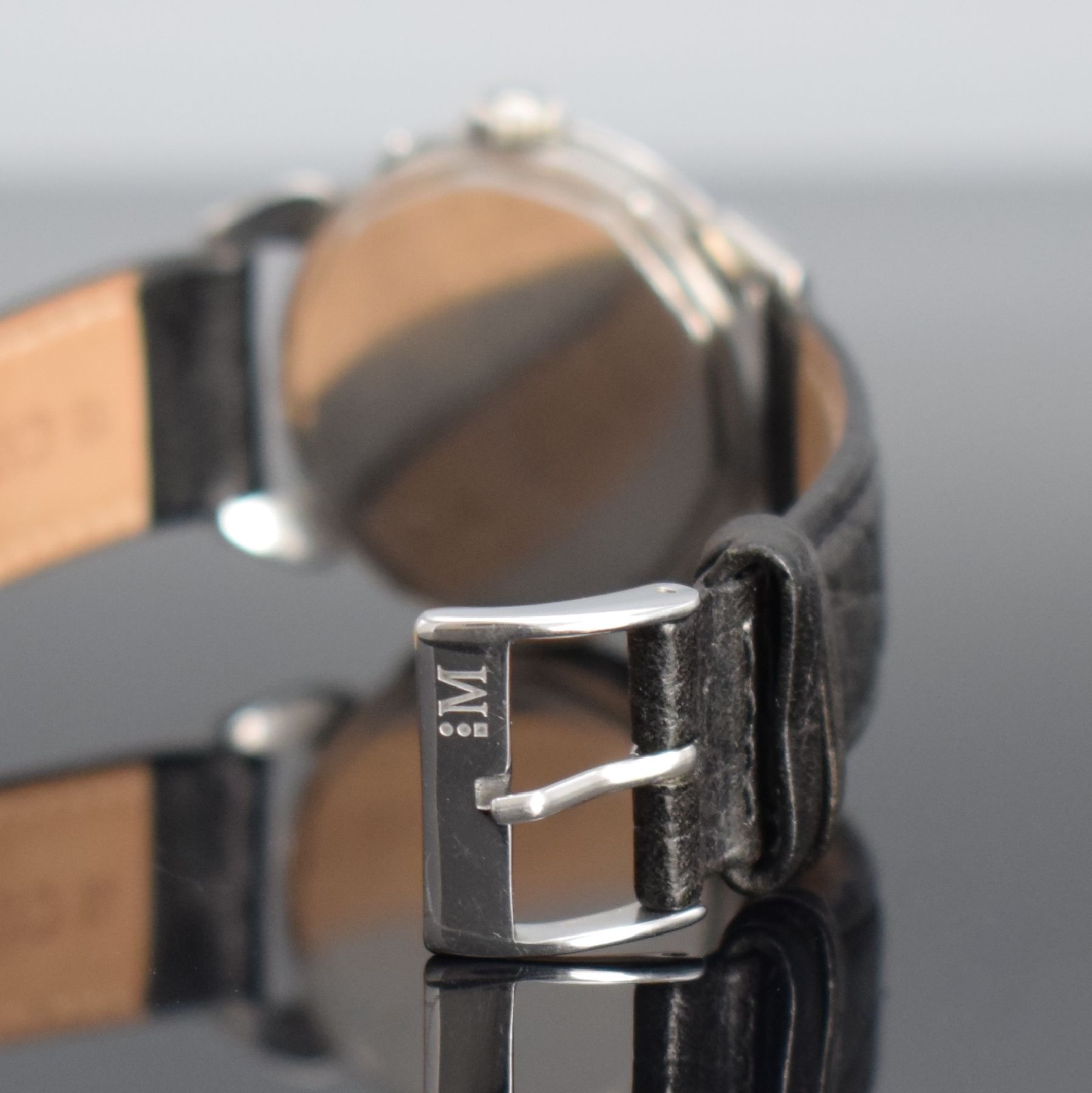 Detail d: MOVADO Herrenarmbanduhr mit Kalender, Schweiz 1940er Jahre, Edelstahlgehäuse mit tropfenförm. Bandanstößen, Boden geschr., Korrekturdr. seitl. im ...