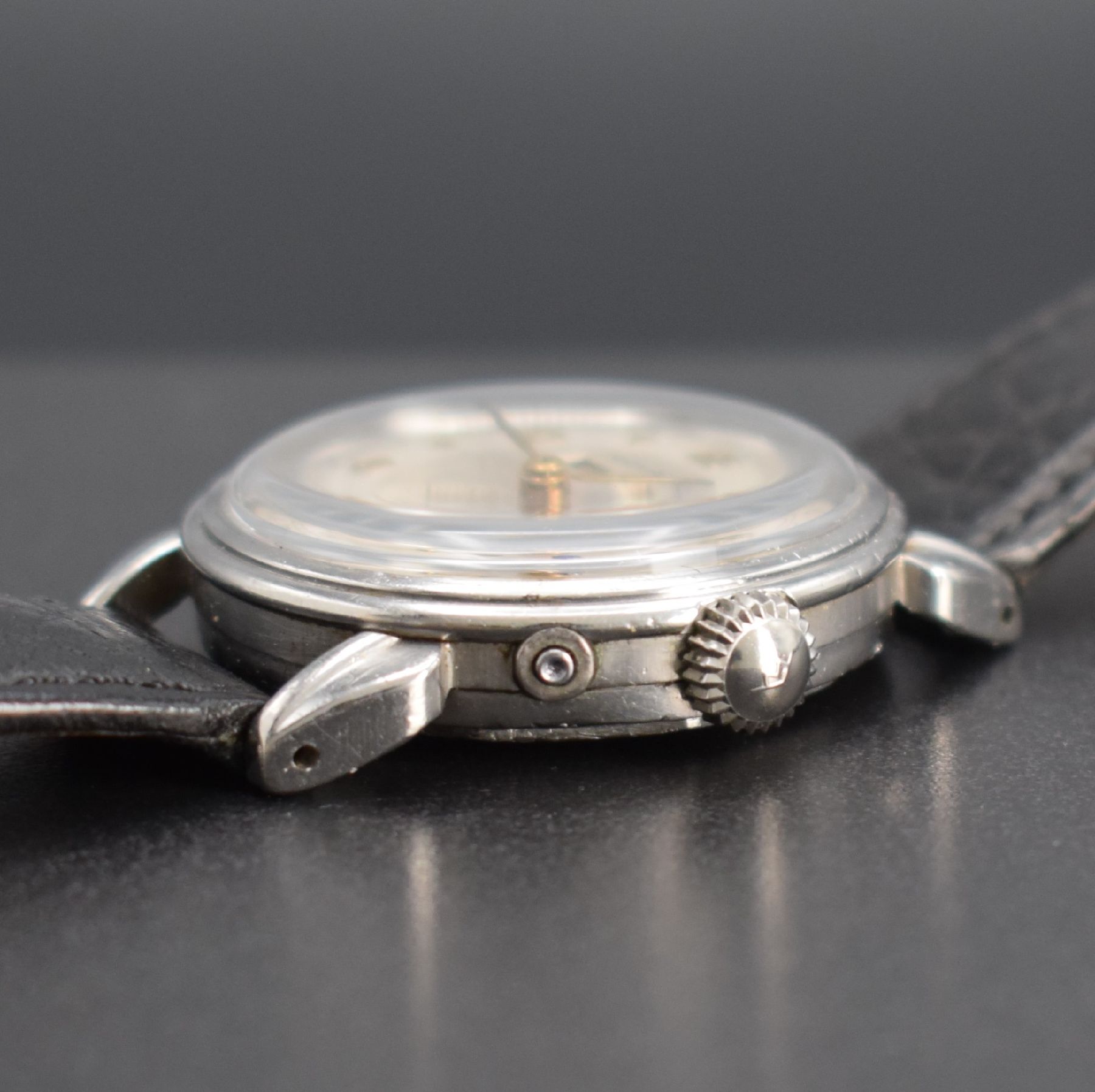 Detail e: MOVADO Herrenarmbanduhr mit Kalender, Schweiz 1940er Jahre, Edelstahlgehäuse mit tropfenförm. Bandanstößen, Boden geschr., Korrekturdr. seitl. im ...