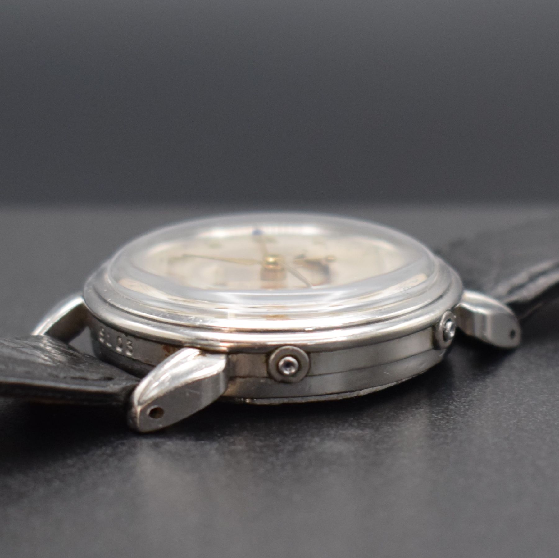 Detail f: MOVADO Herrenarmbanduhr mit Kalender, Schweiz 1940er Jahre, Edelstahlgehäuse mit tropfenförm. Bandanstößen, Boden geschr., Korrekturdr. seitl. im ...
