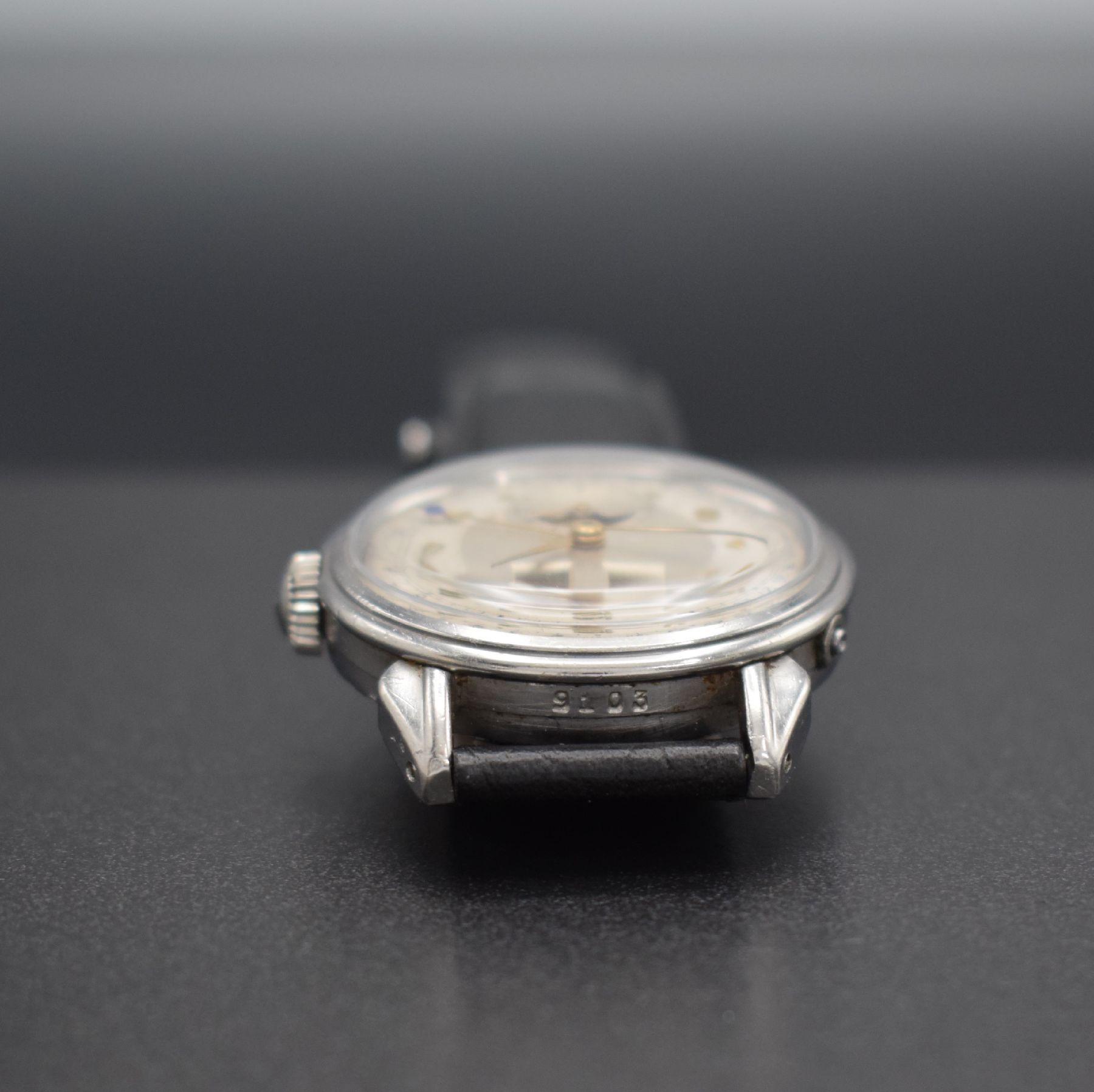 Detail g: MOVADO Herrenarmbanduhr mit Kalender, Schweiz 1940er Jahre, Edelstahlgehäuse mit tropfenförm. Bandanstößen, Boden geschr., Korrekturdr. seitl. im ...