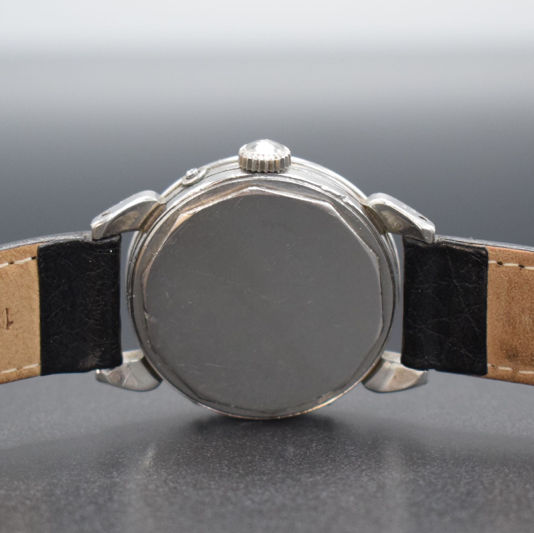 Detail h: MOVADO Herrenarmbanduhr mit Kalender, Schweiz 1940er Jahre, Edelstahlgehäuse mit tropfenförm. Bandanstößen, Boden geschr., Korrekturdr. seitl. im ...