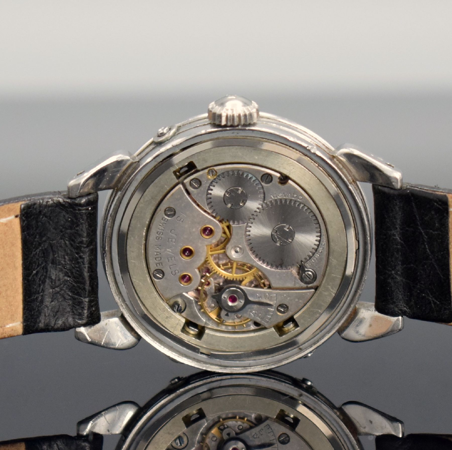 Detail i: MOVADO Herrenarmbanduhr mit Kalender, Schweiz 1940er Jahre, Edelstahlgehäuse mit tropfenförm. Bandanstößen, Boden geschr., Korrekturdr. seitl. im ...