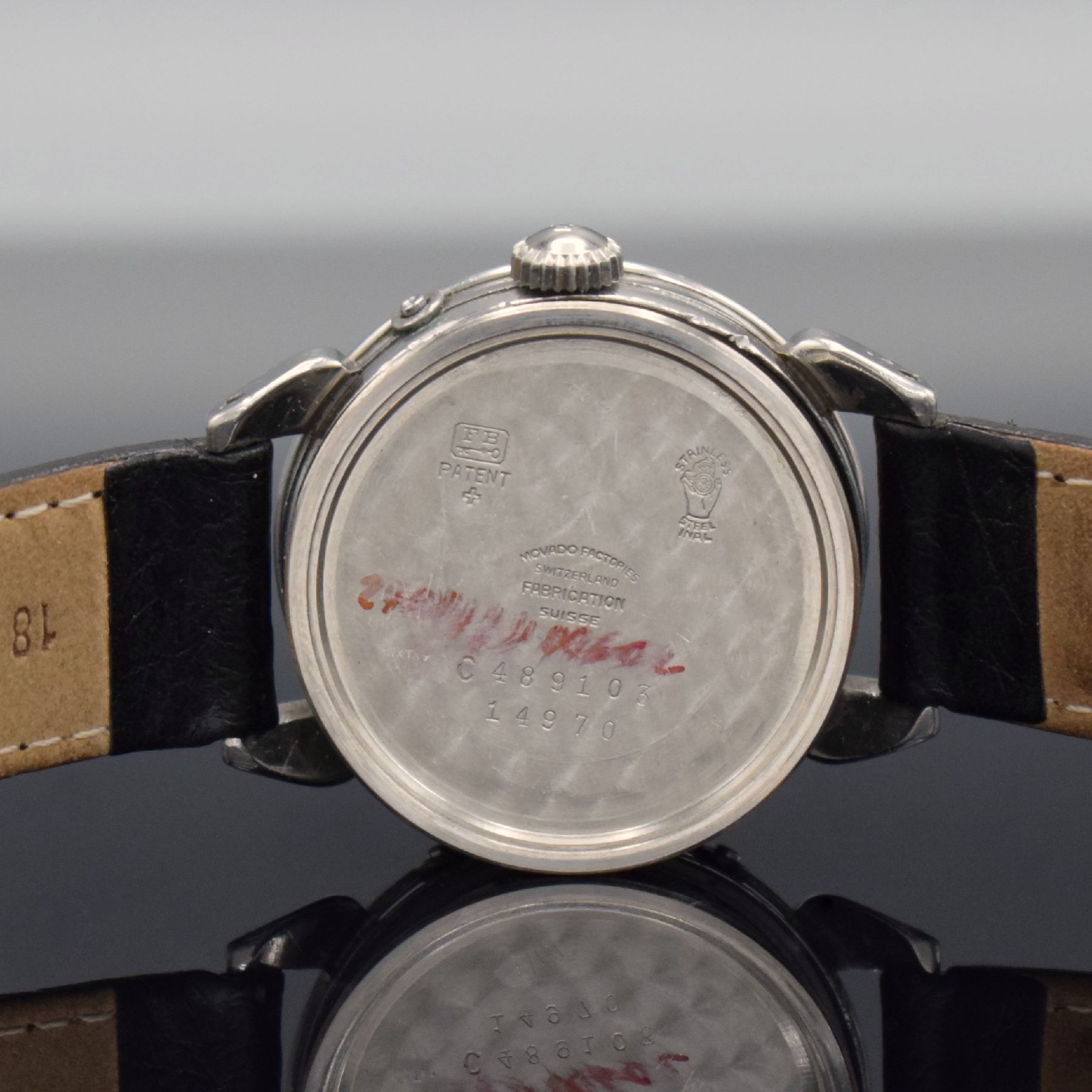 Detail j: MOVADO Herrenarmbanduhr mit Kalender, Schweiz 1940er Jahre, Edelstahlgehäuse mit tropfenförm. Bandanstößen, Boden geschr., Korrekturdr. seitl. im ...