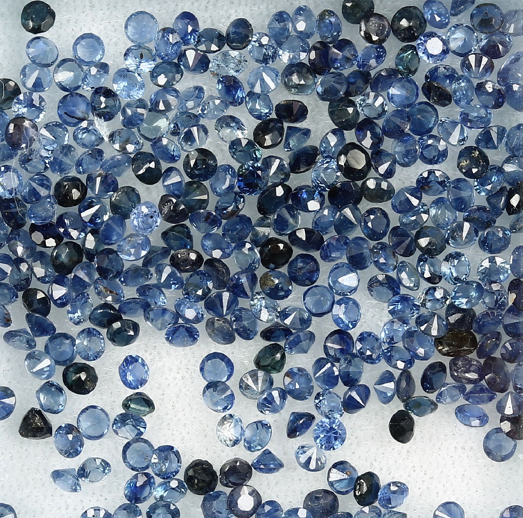 Lot lose Saphire zus. ca. 14.52 ct, versch. Blautöne, Größen und Qualitäten, überwiegend rundfacett.