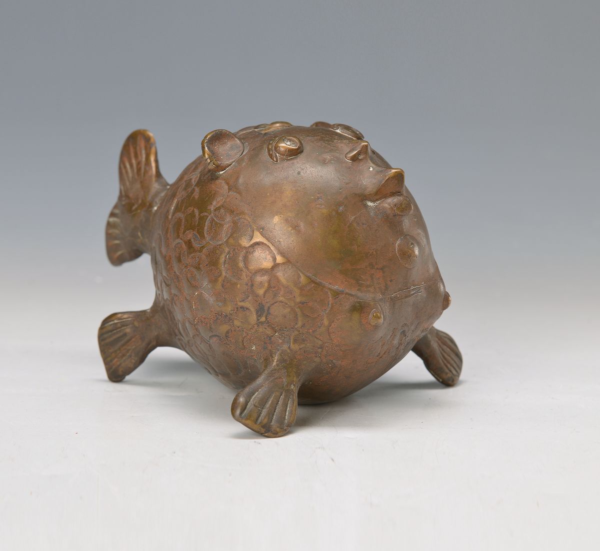 Gernot Rumpf, geb. 1941 Kaiserslautern, Mutter Fisch, Bronzeskulptur aus den 1980er Jahren, signiert, H. ca. 12 cm