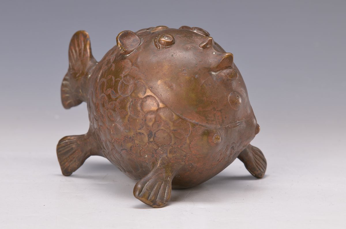 Detail k: Gernot Rumpf, geb. 1941 Kaiserslautern, Mutter Fisch, Bronzeskulptur aus den 1980er Jahren, signiert, H. ca. 12 cm