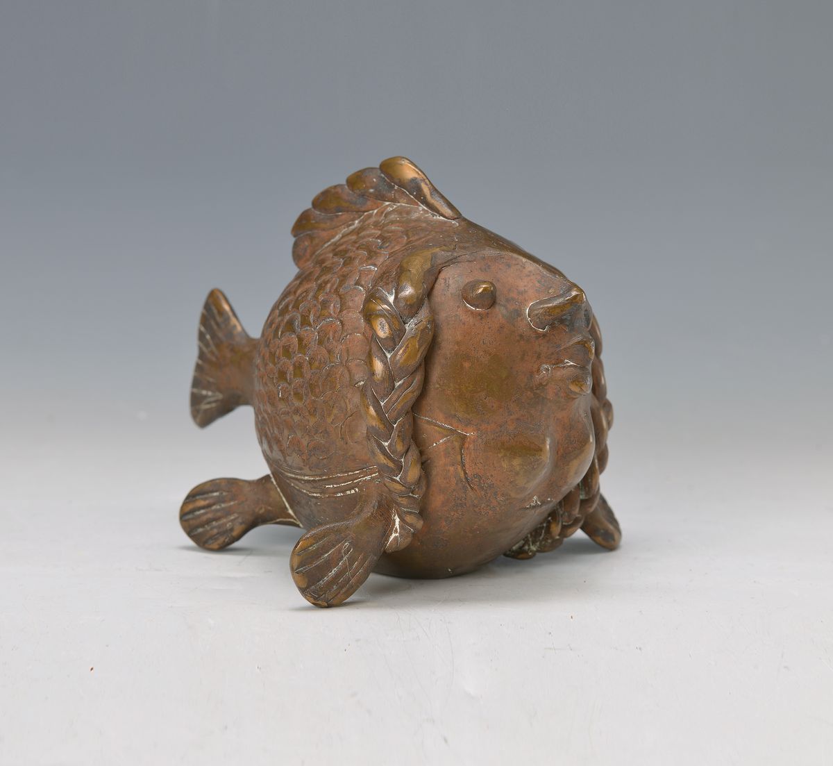 Gernot Rumpf, geb. 1941 Kaiserslautern, Tochter Fisch, Bronzeskulptur aus den 1980er Jahren, signiert, H. ca. 13cm