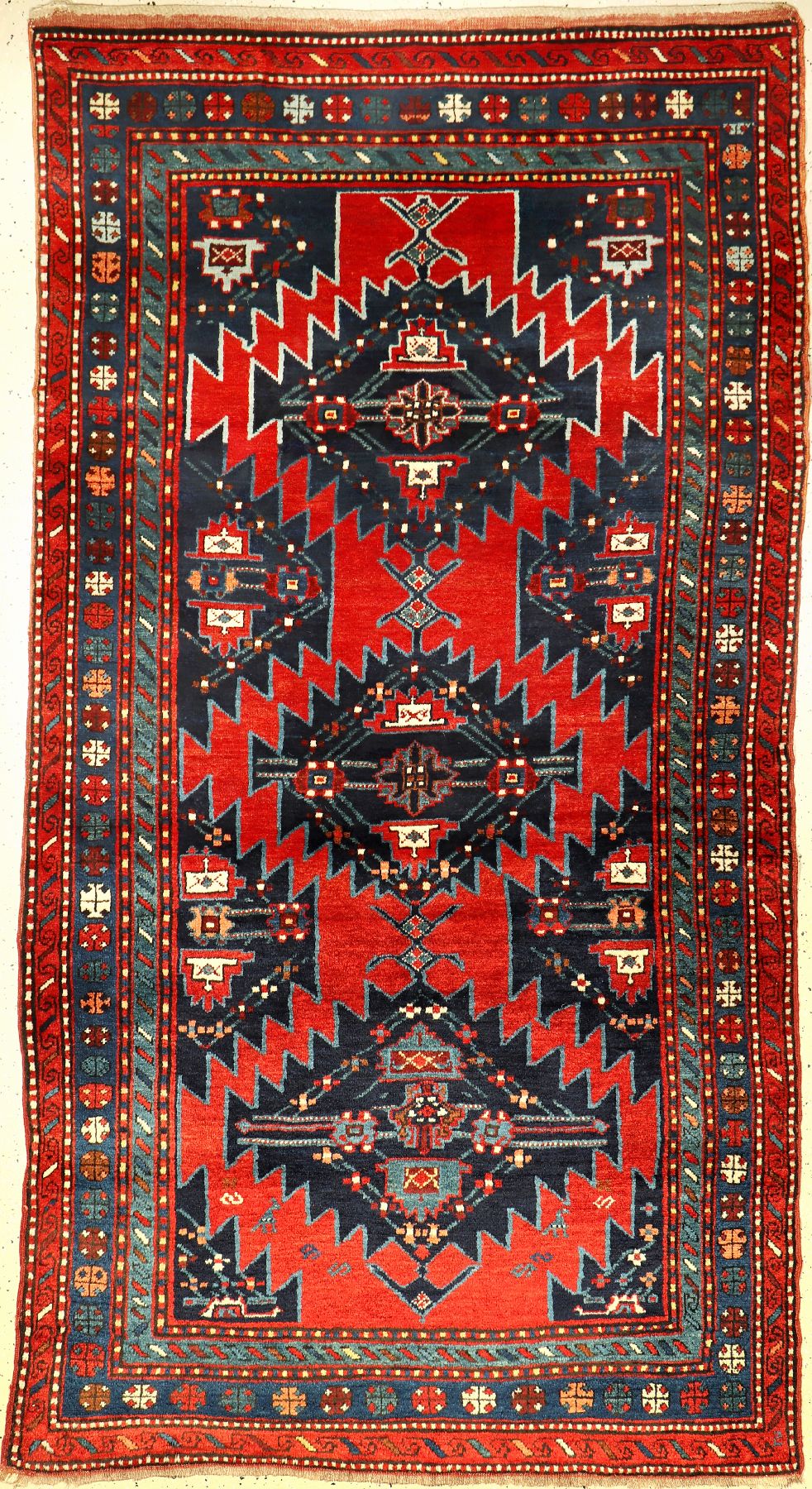 Karabagh alt, Kaukasus, um 1930, Wolle auf Wolle, ca. 245 x 135 cm, hochflorig, EHZ: 2