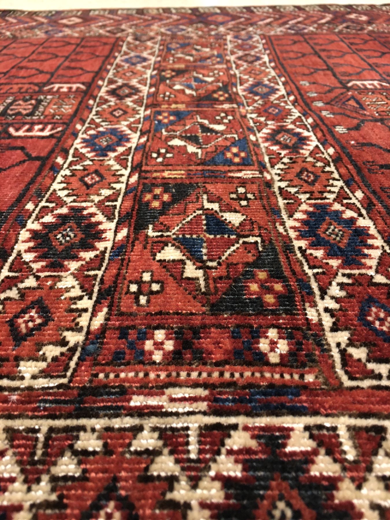 Detail e: Tekke "Engsi" antik, Turkmenistan, 19.Jhd., Wolle geknüpft auf Wolle. Klassischer Tür-Eingangsteppich der Tekke Nomaden mit besonderem ...