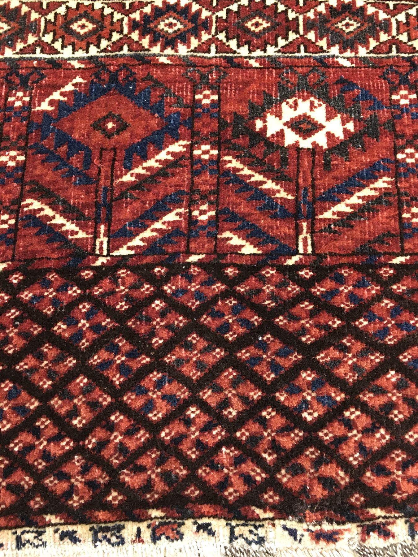 Detail g: Tekke "Engsi" antik, Turkmenistan, 19.Jhd., Wolle geknüpft auf Wolle. Klassischer Tür-Eingangsteppich der Tekke Nomaden mit besonderem ...