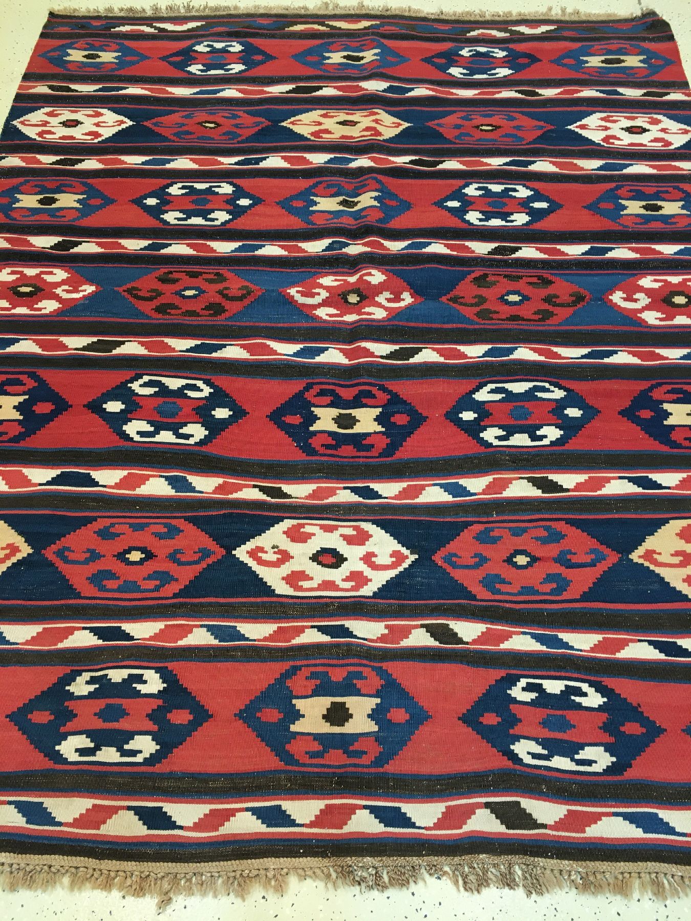 Detail a: Feiner Azeri "Kelim" antik, Südkaukasus Azerbaijan, 19.Jhd., Wolle gewebt auf Wolle/weiße Musterpartien aus Baumwolle. Dekorativer und ...