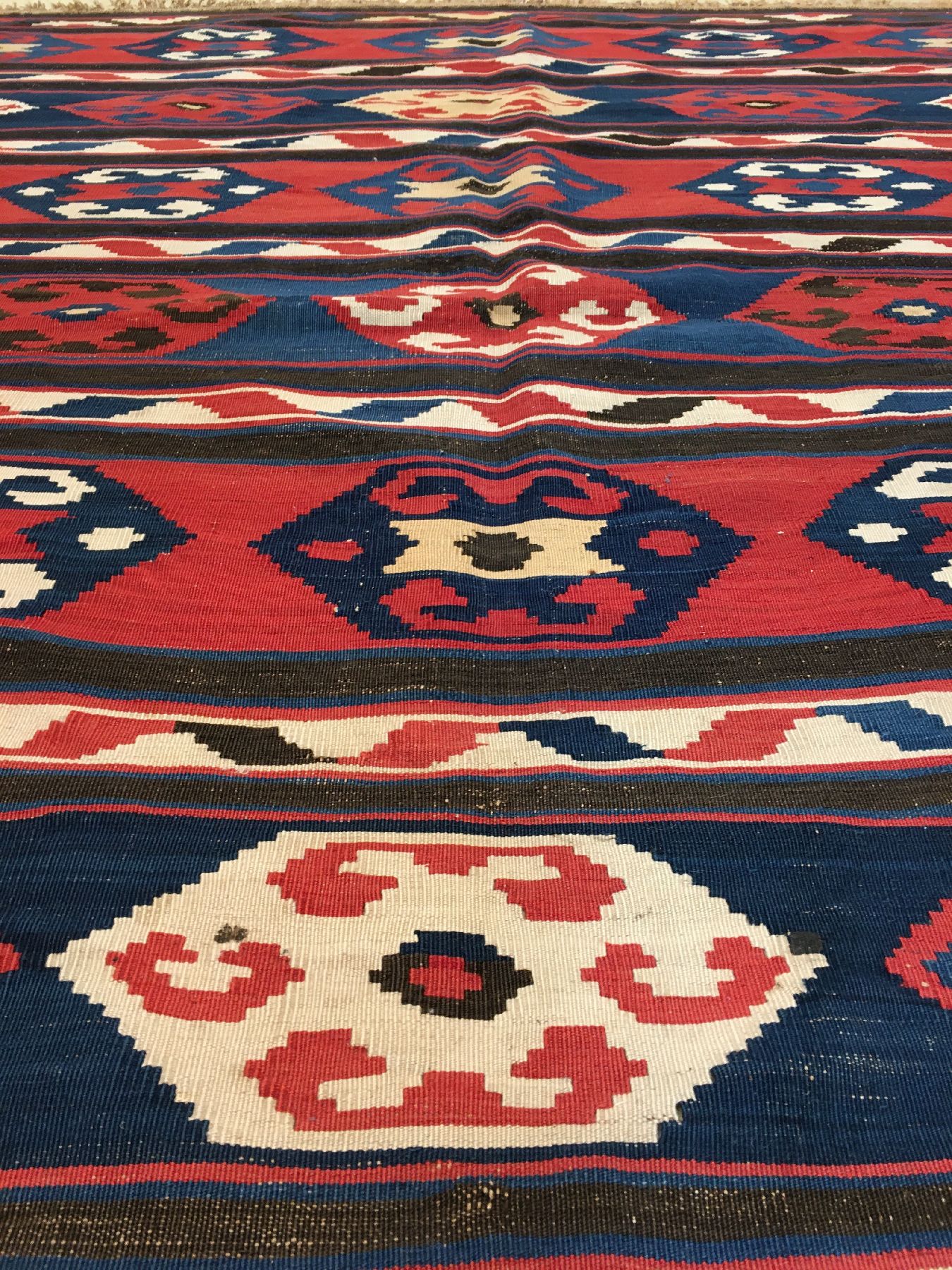 Detail b: Feiner Azeri "Kelim" antik, Südkaukasus Azerbaijan, 19.Jhd., Wolle gewebt auf Wolle/weiße Musterpartien aus Baumwolle. Dekorativer und ...