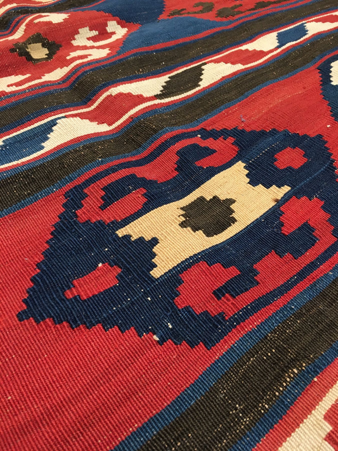 Detail c: Feiner Azeri "Kelim" antik, Südkaukasus Azerbaijan, 19.Jhd., Wolle gewebt auf Wolle/weiße Musterpartien aus Baumwolle. Dekorativer und ...