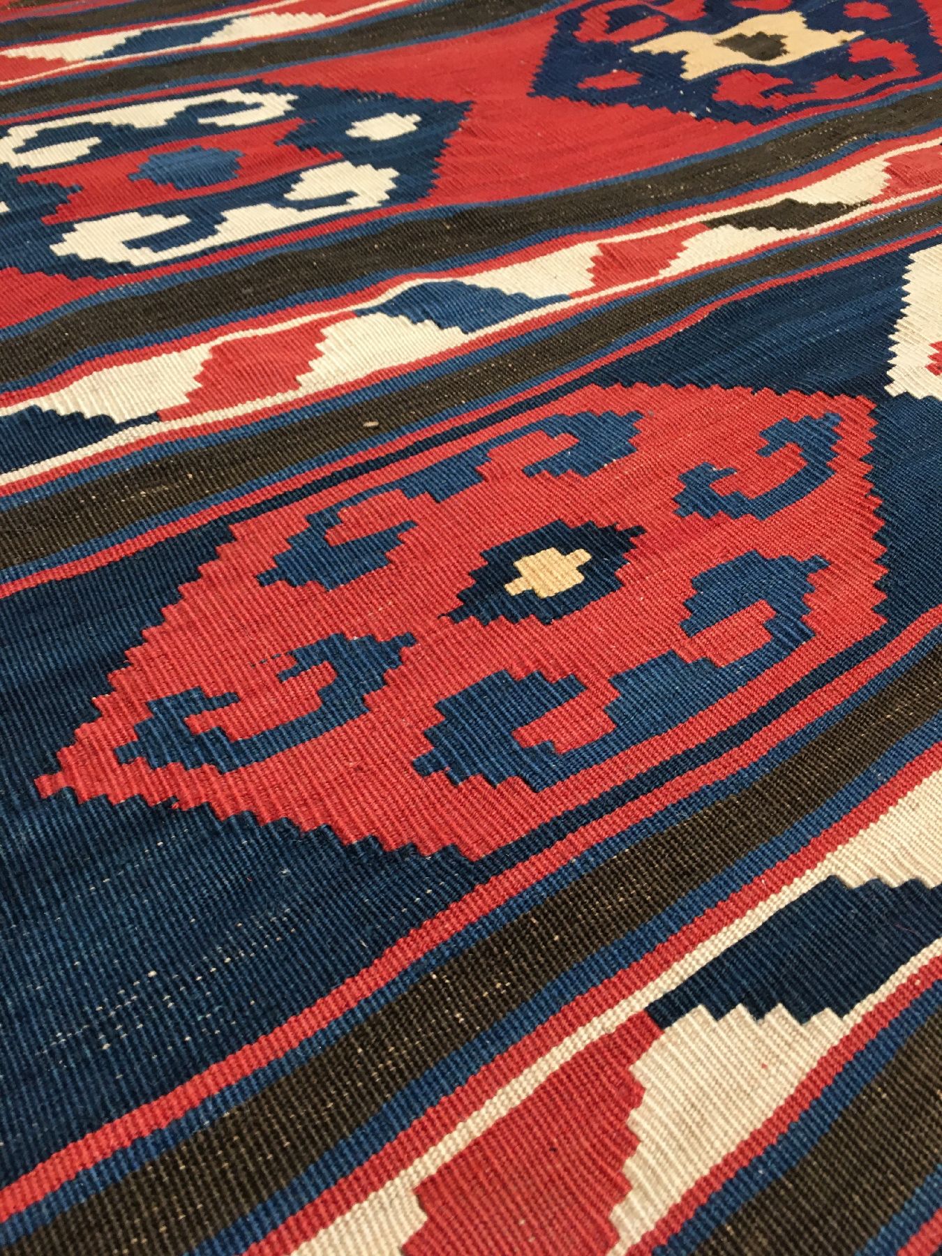 Detail d: Feiner Azeri "Kelim" antik, Südkaukasus Azerbaijan, 19.Jhd., Wolle gewebt auf Wolle/weiße Musterpartien aus Baumwolle. Dekorativer und ...