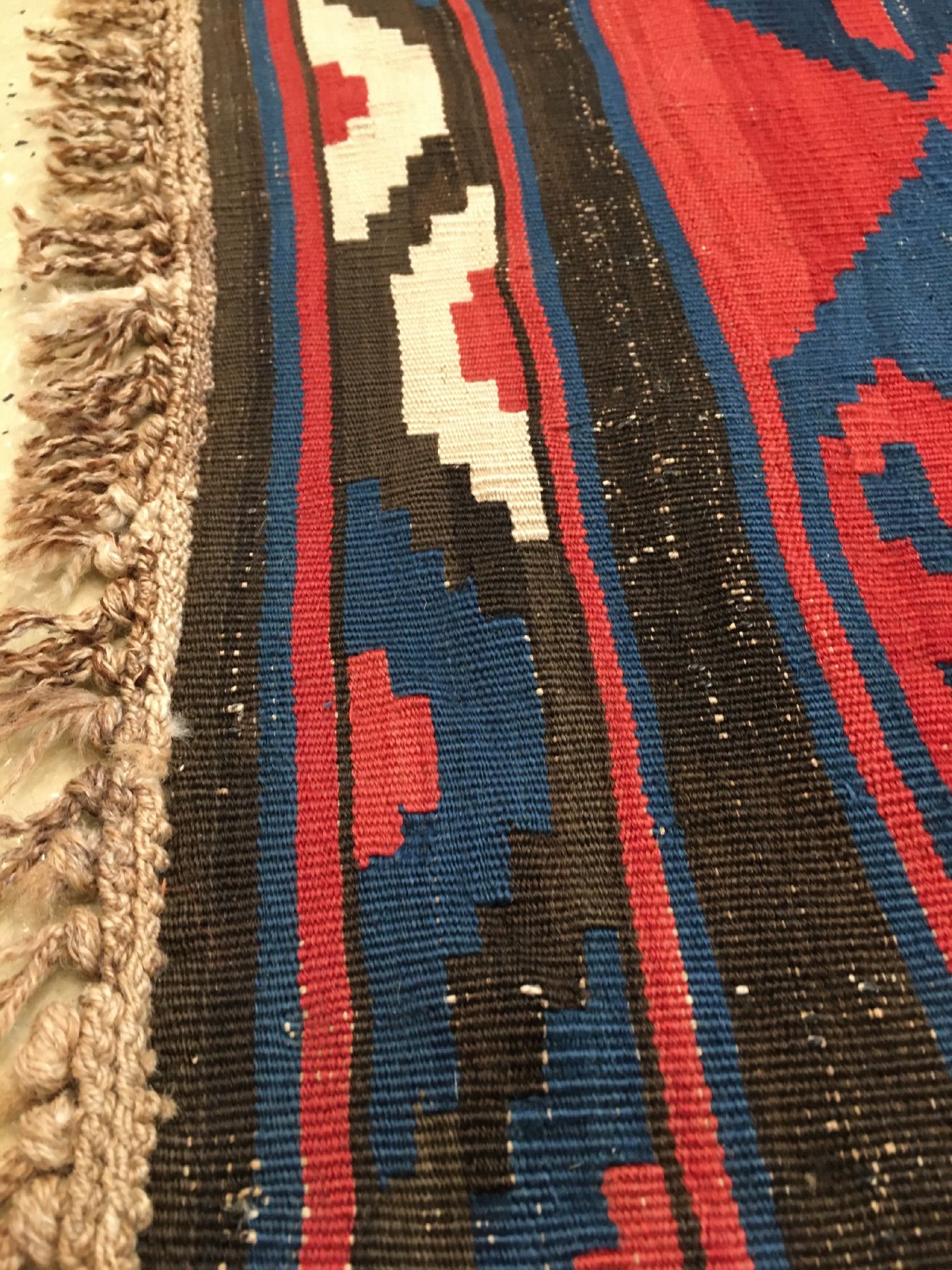 Detail e: Feiner Azeri "Kelim" antik, Südkaukasus Azerbaijan, 19.Jhd., Wolle gewebt auf Wolle/weiße Musterpartien aus Baumwolle. Dekorativer und ...