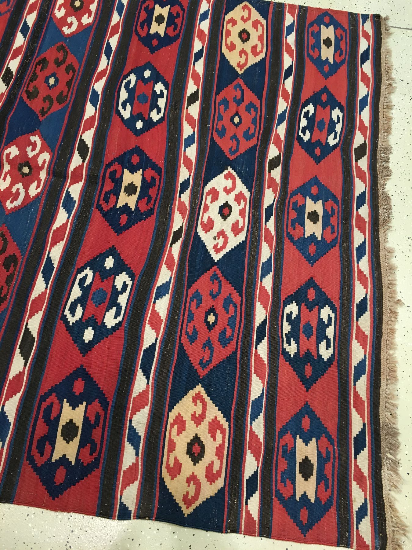 Detail h: Feiner Azeri "Kelim" antik, Südkaukasus Azerbaijan, 19.Jhd., Wolle gewebt auf Wolle/weiße Musterpartien aus Baumwolle. Dekorativer und ...