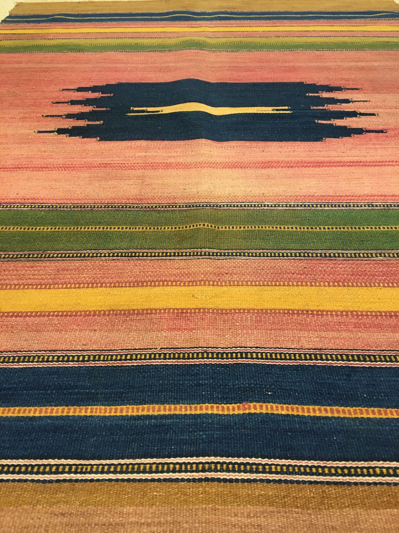Detail b: Feiner Schuschtar "Kelim" alt, Südwestpersien Khuzestan, um 1930, Wolle mit Kamelwolle gewebt auf Wolle. Dekorative Sofreh mit plakativen ...