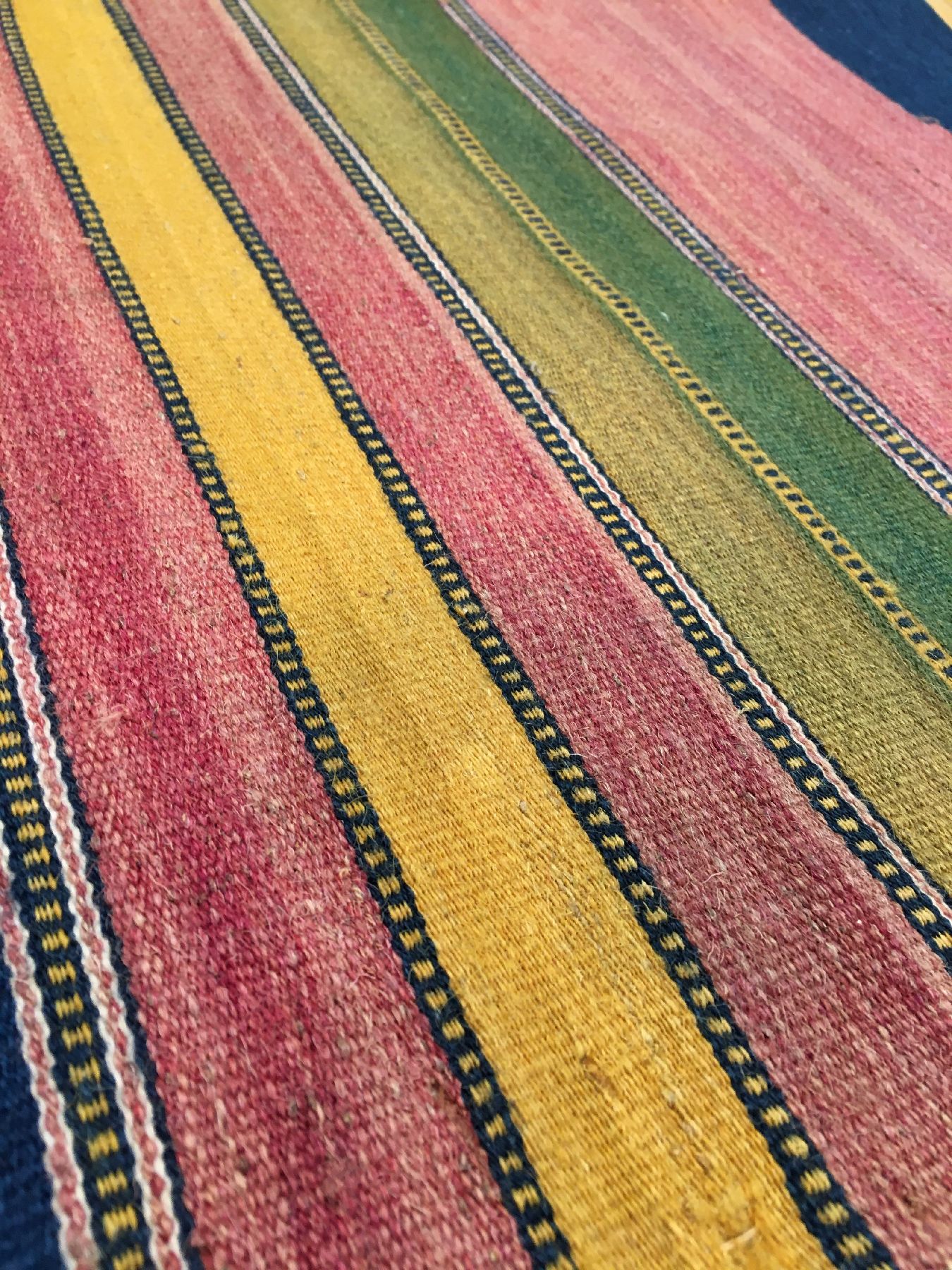 Detail c: Feiner Schuschtar "Kelim" alt, Südwestpersien Khuzestan, um 1930, Wolle mit Kamelwolle gewebt auf Wolle. Dekorative Sofreh mit plakativen ...