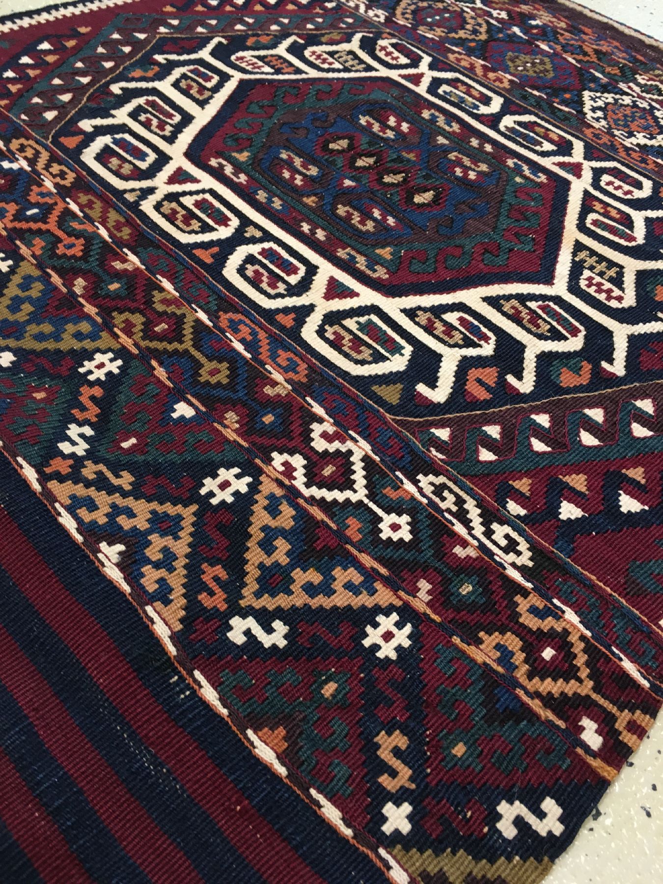 Detail d: Feine Malatya-Kelim "Heybe" antik (Mit Metall-Highlights), Ostanatolien, Ende 19.Jhd., Wolle mit Metall und weißen Baumwoll-Highlights ...