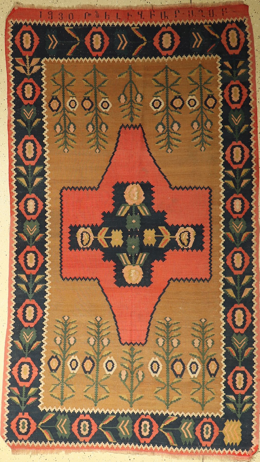 Karabagh Kelim alt, Kaukasus, um 1930 Datiert, Wolle auf Wolle, ca. 240 x 137 cm, auf armenisch signiert, EHZ: 2-3, dekorativ
