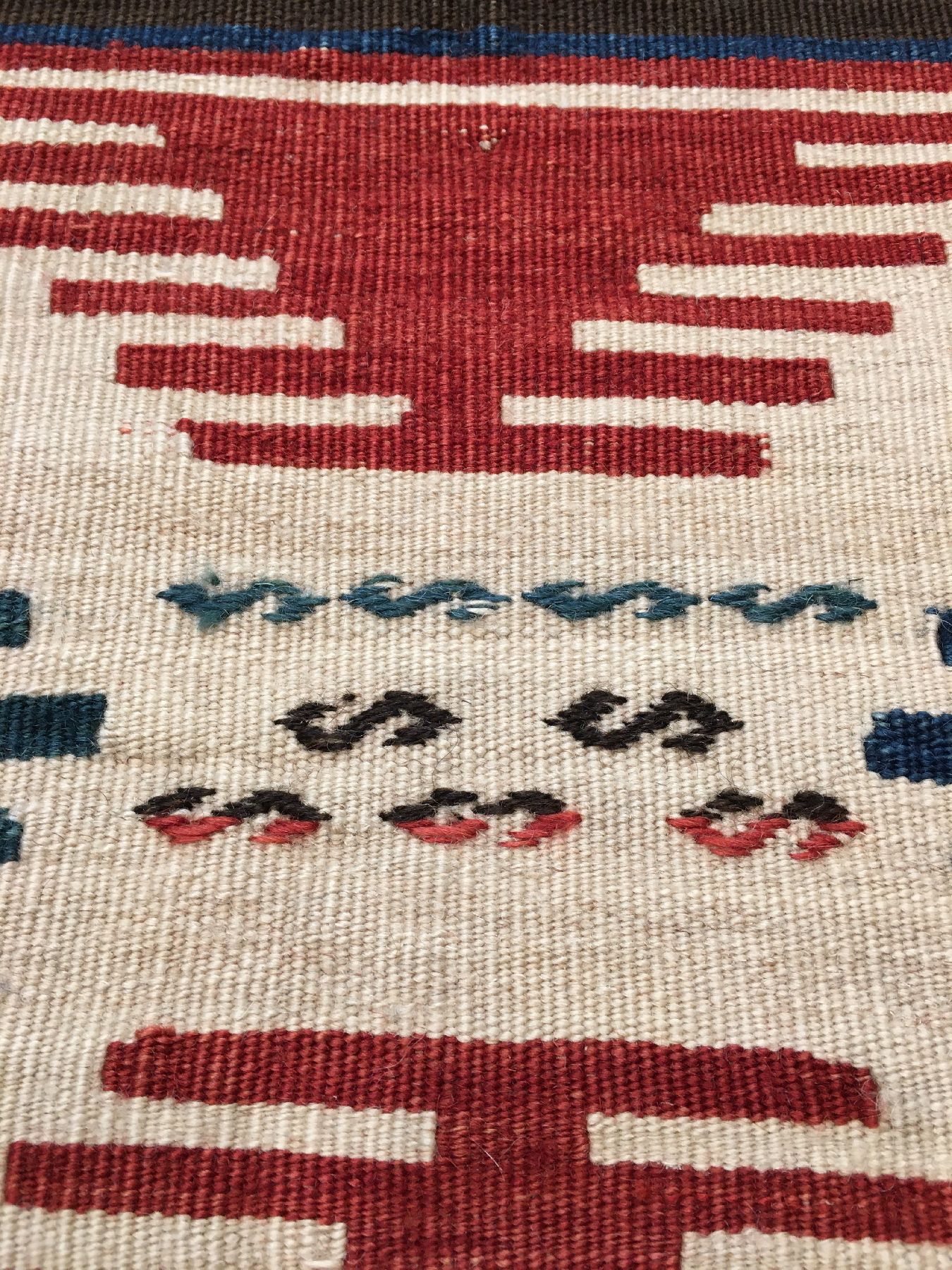 Detail d: Feiner Schirwan "Kelim" antik, Ostkaukasus, 19.Jhd., Wolle gewebt auf Wolle/weiße Musterpartien in Baumwolle. Sehr schöner Kelim aus dem ...