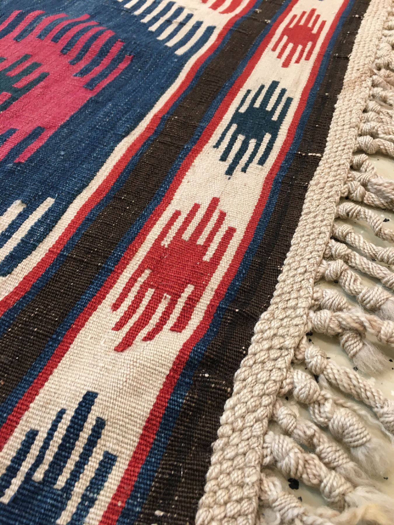 Detail e: Feiner Schirwan "Kelim" antik, Ostkaukasus, 19.Jhd., Wolle gewebt auf Wolle/weiße Musterpartien in Baumwolle. Sehr schöner Kelim aus dem ...