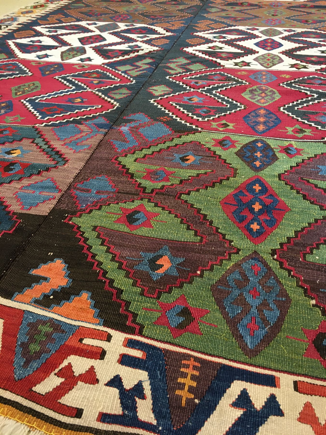Detail b: Feiner Aksaray "Kelim" antik, Zentralanatolien, 19.Jhd., Wolle gewebt auf Wolle/weiße Musterpartien im Fond aus Baumwolle. Prächtiger ...