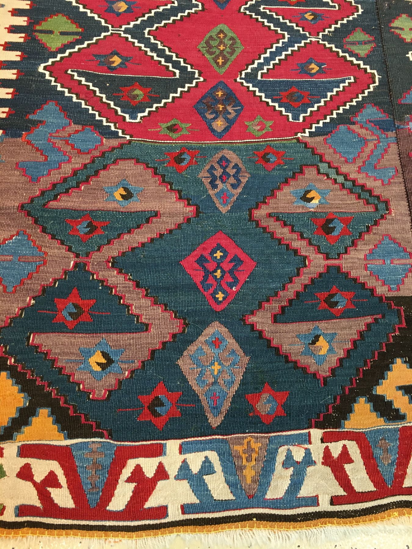 Detail d: Feiner Aksaray "Kelim" antik, Zentralanatolien, 19.Jhd., Wolle gewebt auf Wolle/weiße Musterpartien im Fond aus Baumwolle. Prächtiger ...