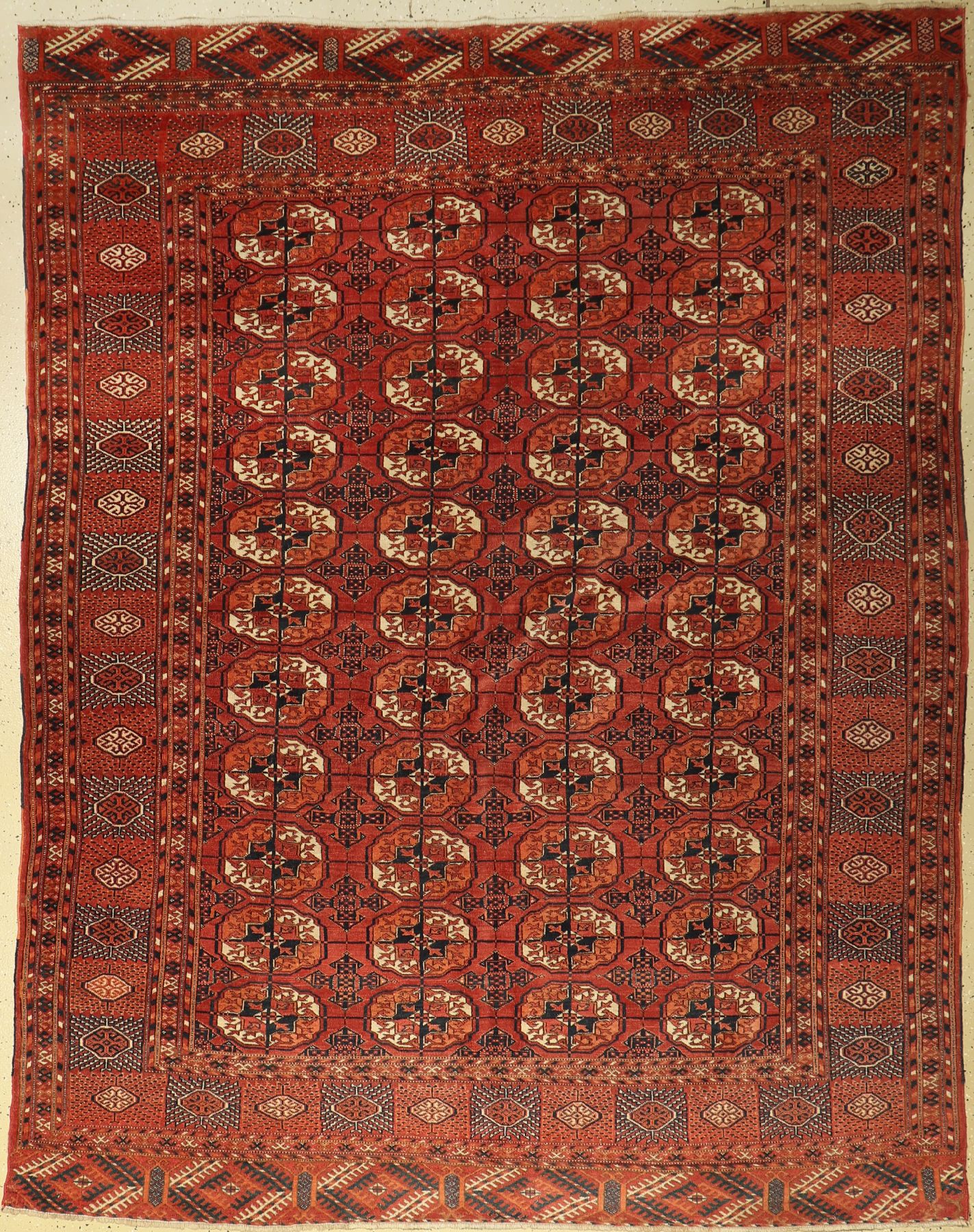 Tekke Bochara Hauptteppich, Turkmenistan, um 1940, Wolle auf Wolle, ca. 244 x 191 cm, EHZ: 3