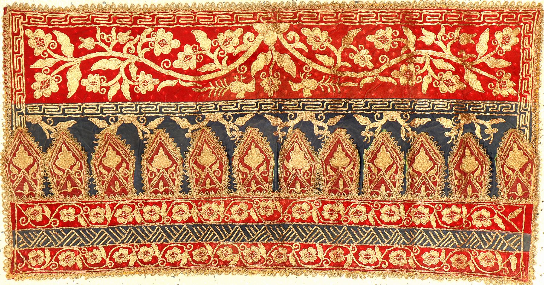 Indonesisches "Zeremonial-Textil" (Metallbroschiert) antik, Indonesien, 19.Jhd., Metallstickerei auf Samt. Rares Textil wohl gemacht für ...