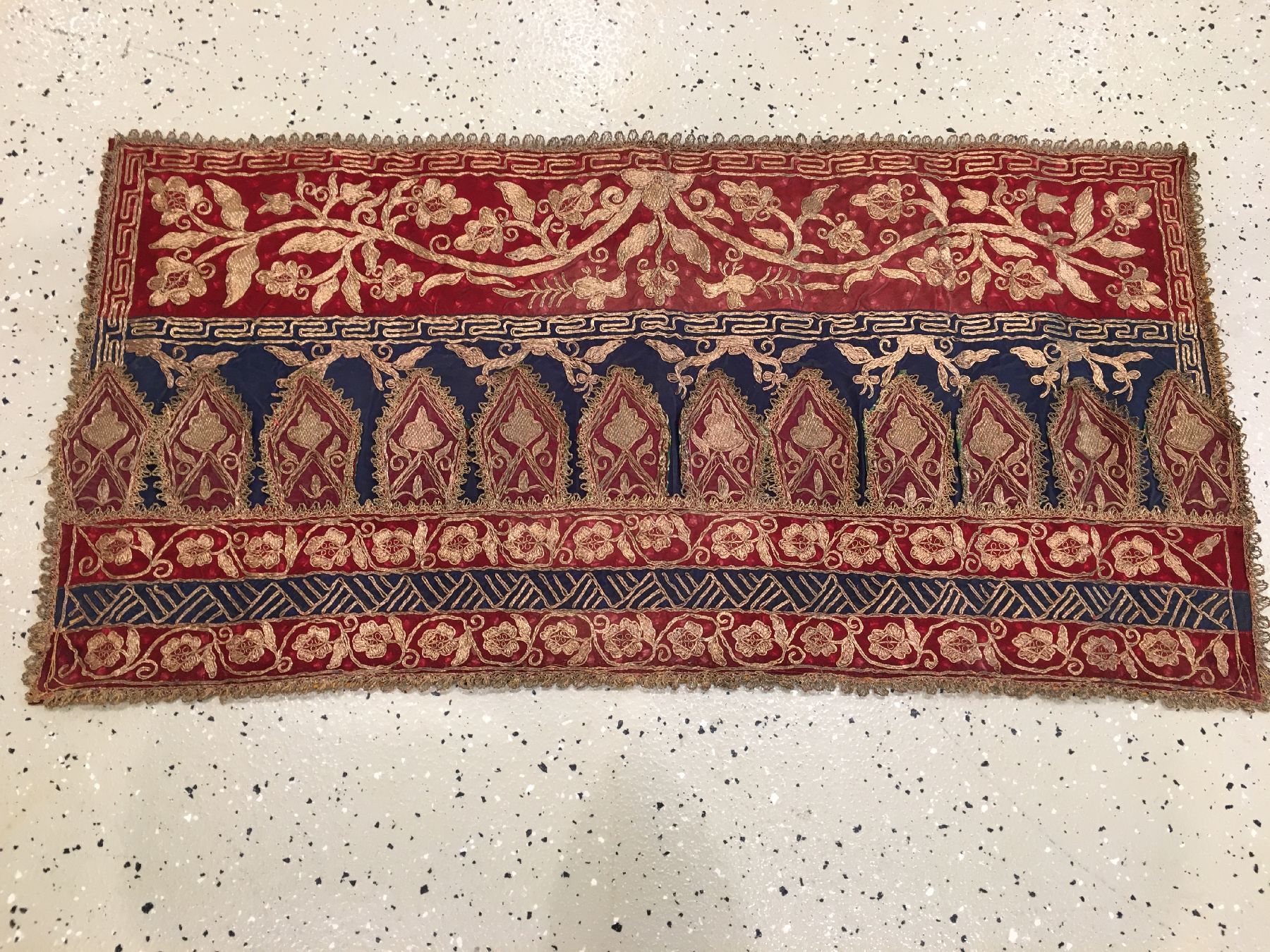 Detail a: Indonesisches "Zeremonial-Textil" (Metallbroschiert) antik, Indonesien, 19.Jhd., Metallstickerei auf Samt. Rares Textil wohl gemacht für ...