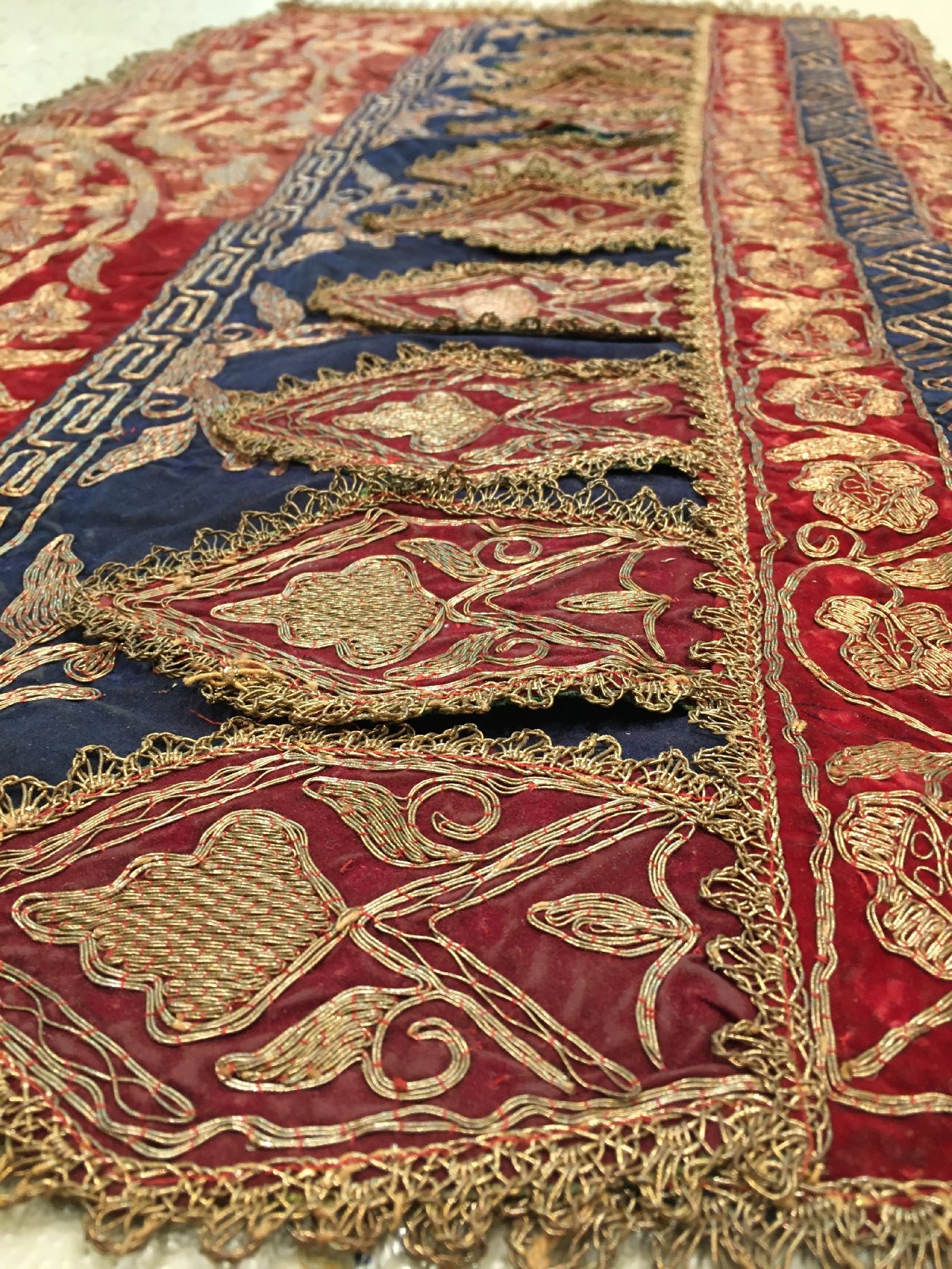 Detail b: Indonesisches "Zeremonial-Textil" (Metallbroschiert) antik, Indonesien, 19.Jhd., Metallstickerei auf Samt. Rares Textil wohl gemacht für ...