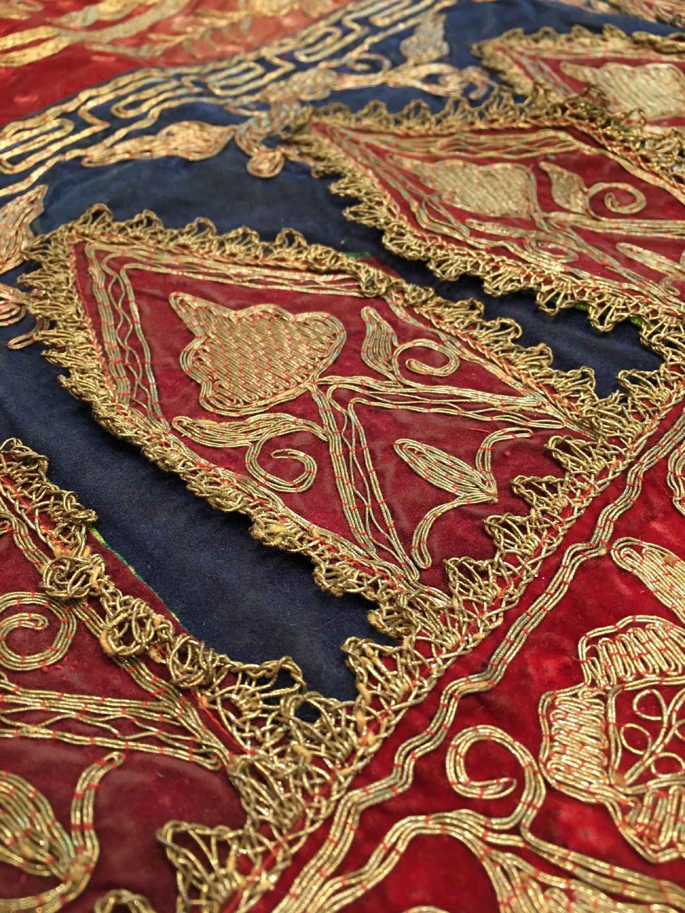 Detail c: Indonesisches "Zeremonial-Textil" (Metallbroschiert) antik, Indonesien, 19.Jhd., Metallstickerei auf Samt. Rares Textil wohl gemacht für ...
