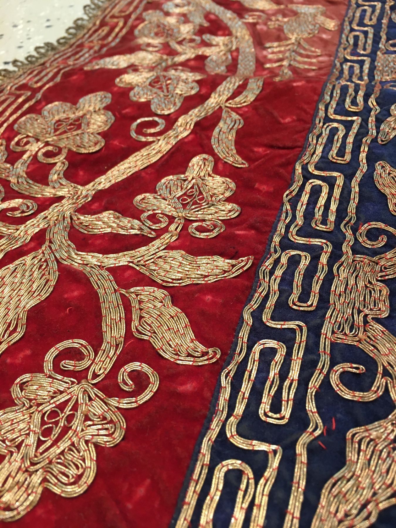 Detail d: Indonesisches "Zeremonial-Textil" (Metallbroschiert) antik, Indonesien, 19.Jhd., Metallstickerei auf Samt. Rares Textil wohl gemacht für ...