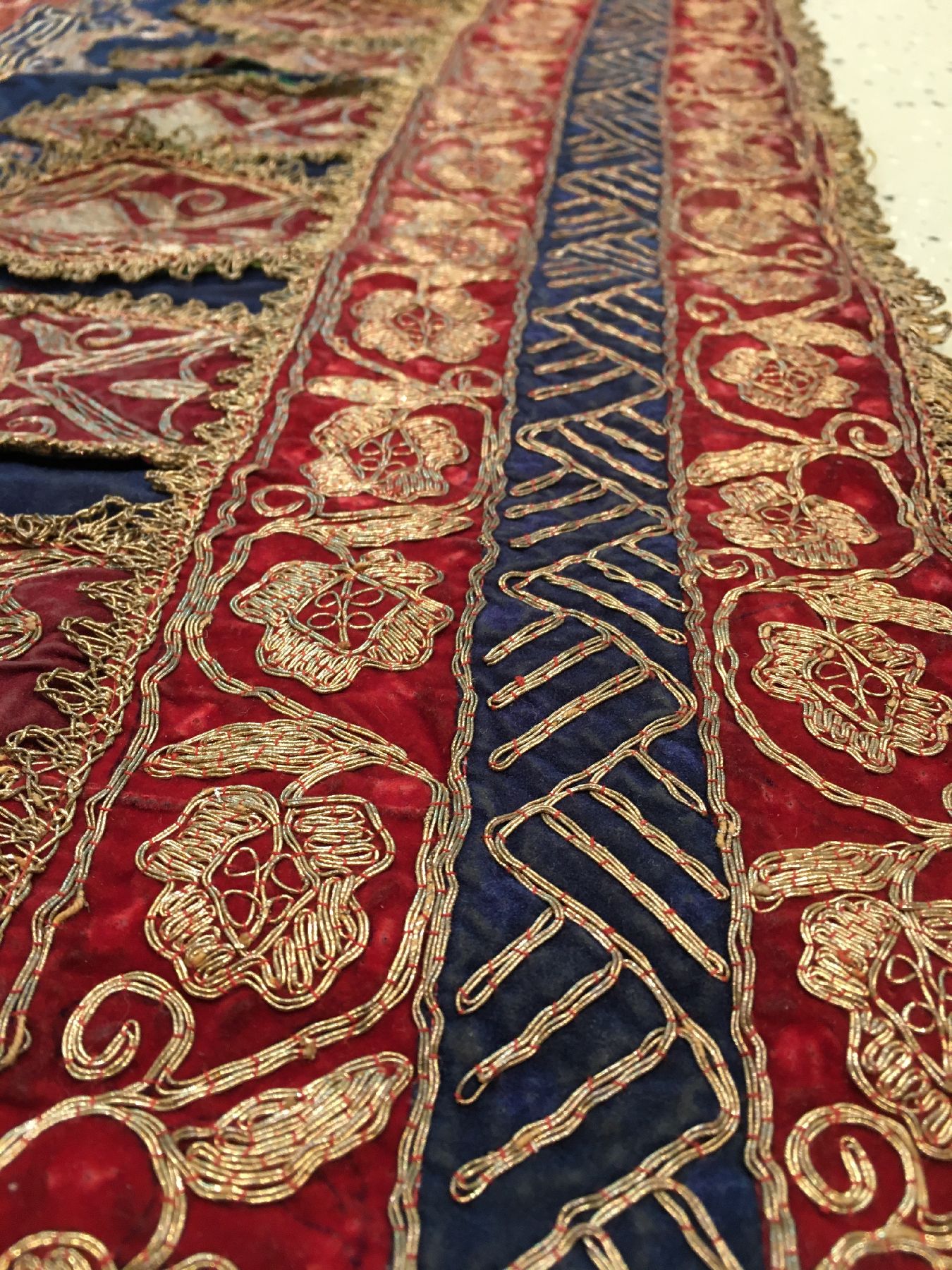 Detail e: Indonesisches "Zeremonial-Textil" (Metallbroschiert) antik, Indonesien, 19.Jhd., Metallstickerei auf Samt. Rares Textil wohl gemacht für ...